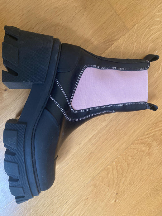 Contrast Stitch Platform Chelsea Boots