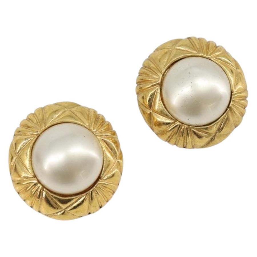 Chanel Vintage Round Clip-On Metal With Faux Pearl Gold Bijoux