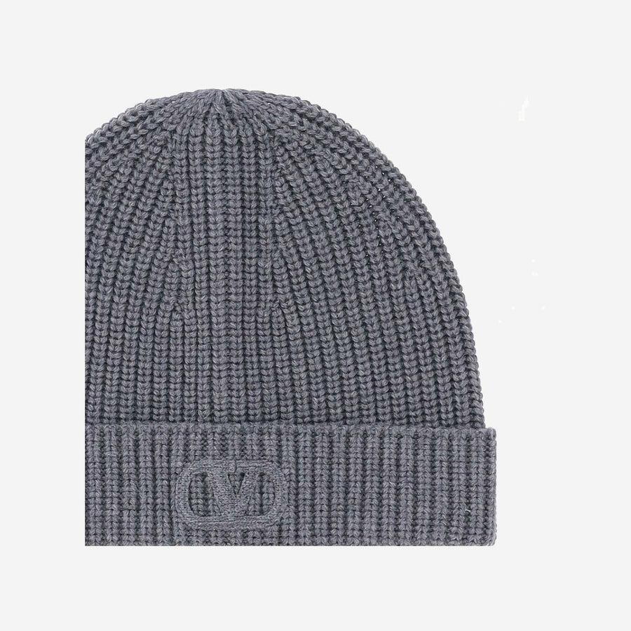 Valentino Garavani 5y2hb01lind Logo-Embroidered Wool Beanie — Gray Virgin Beanies