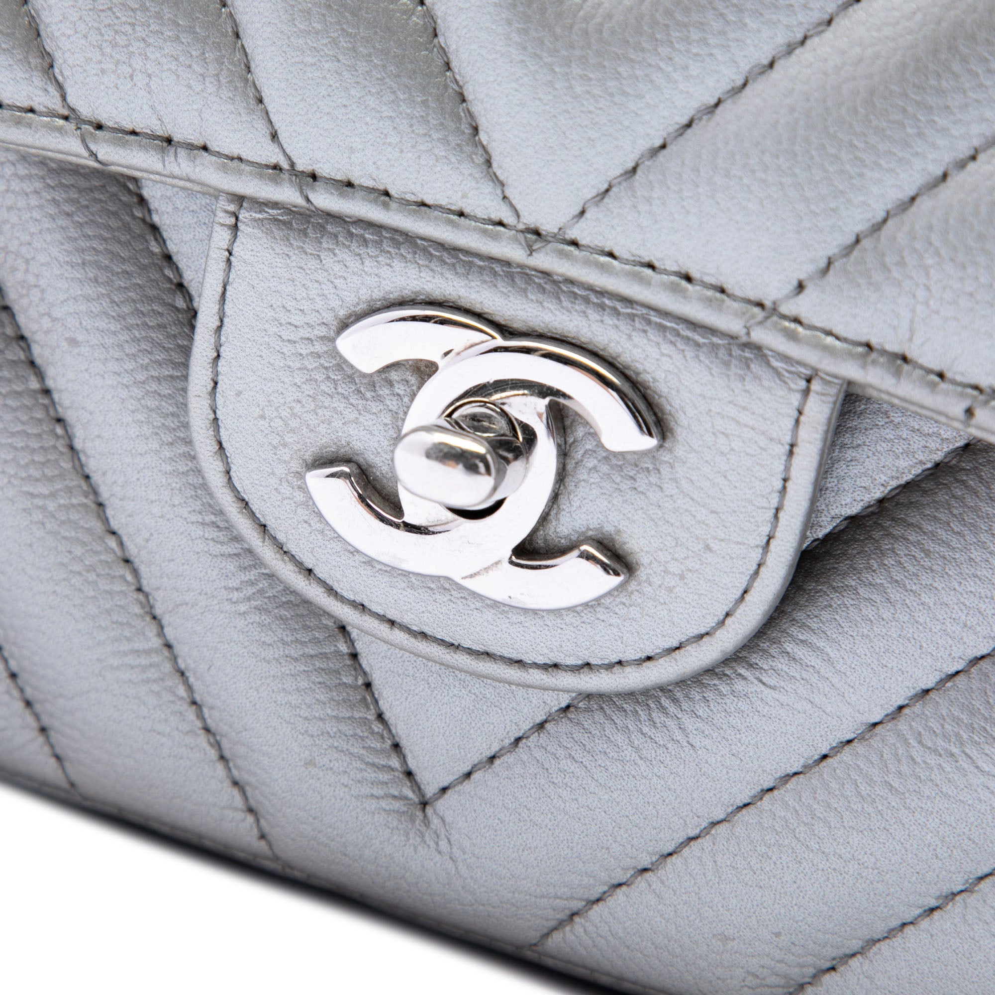 Medium Classic Chevron Metallic Caviar Double Flap - Image 5