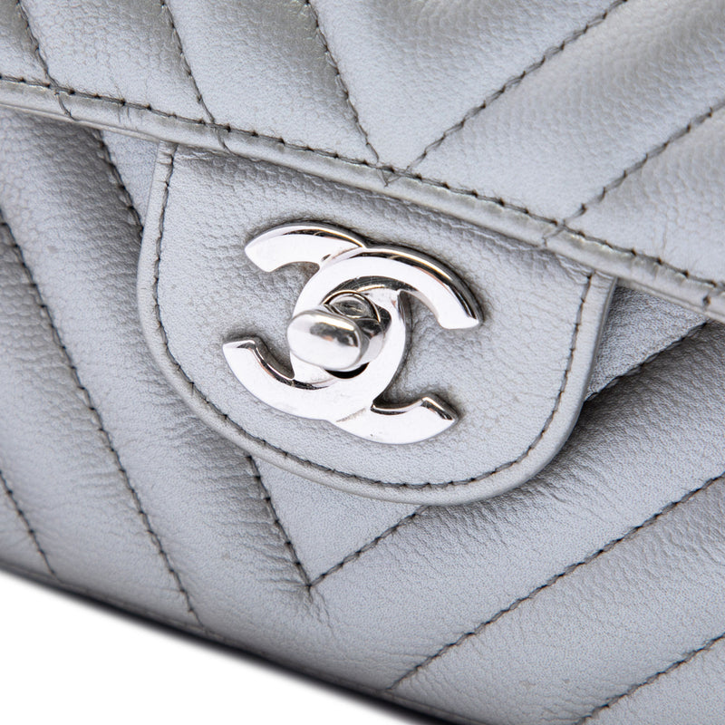 Medium Classic Chevron Metallic Caviar Double Flap - Image 5