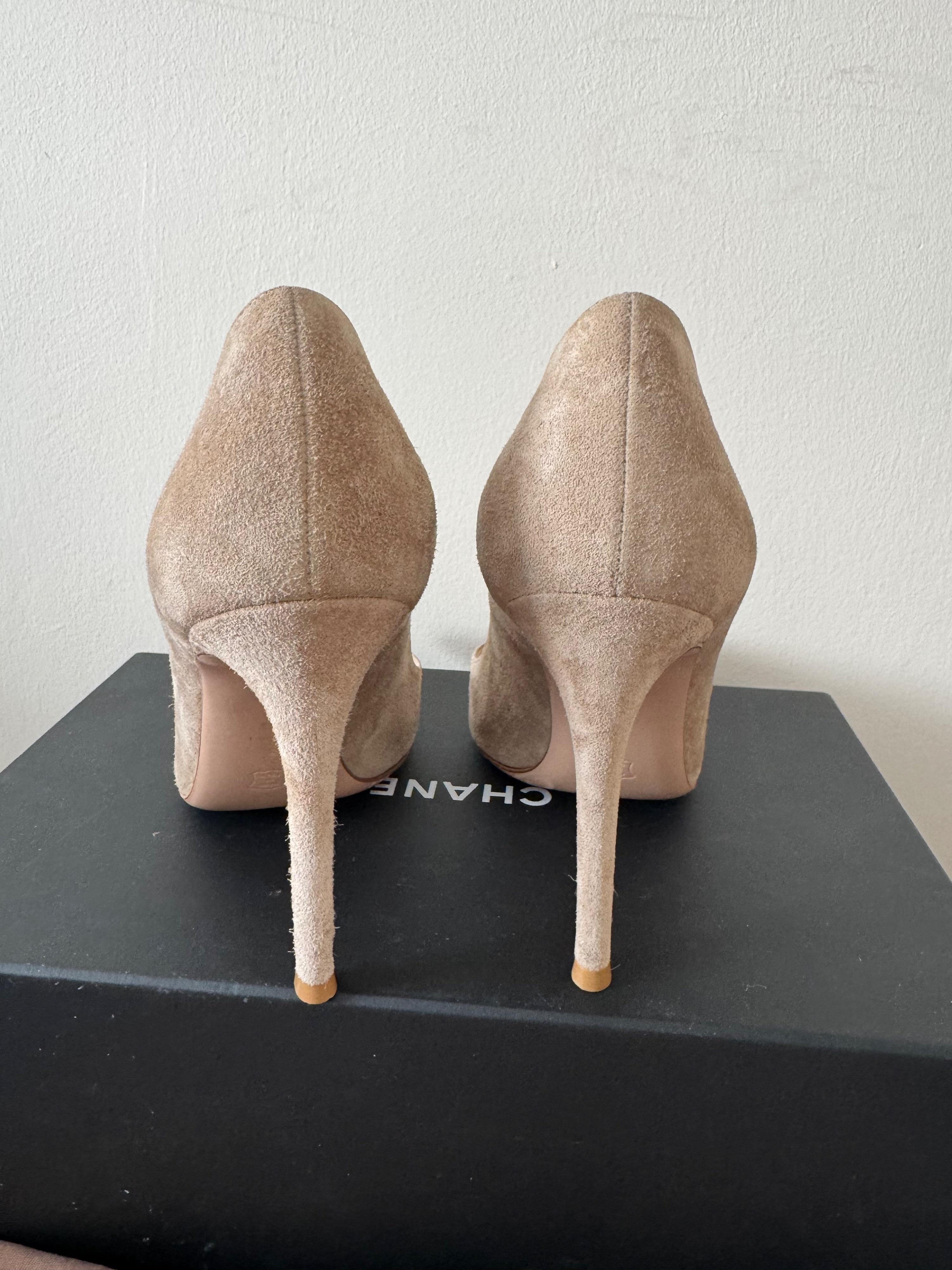 Gianvito Rossi Beige Suede Pumps