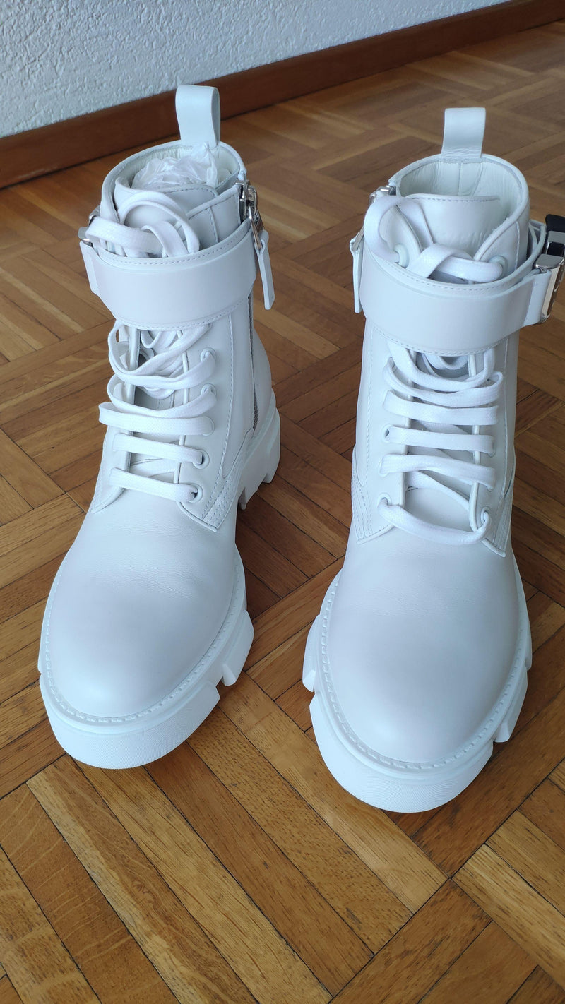 Givenchy White Terra boots in leather with 4G buckle