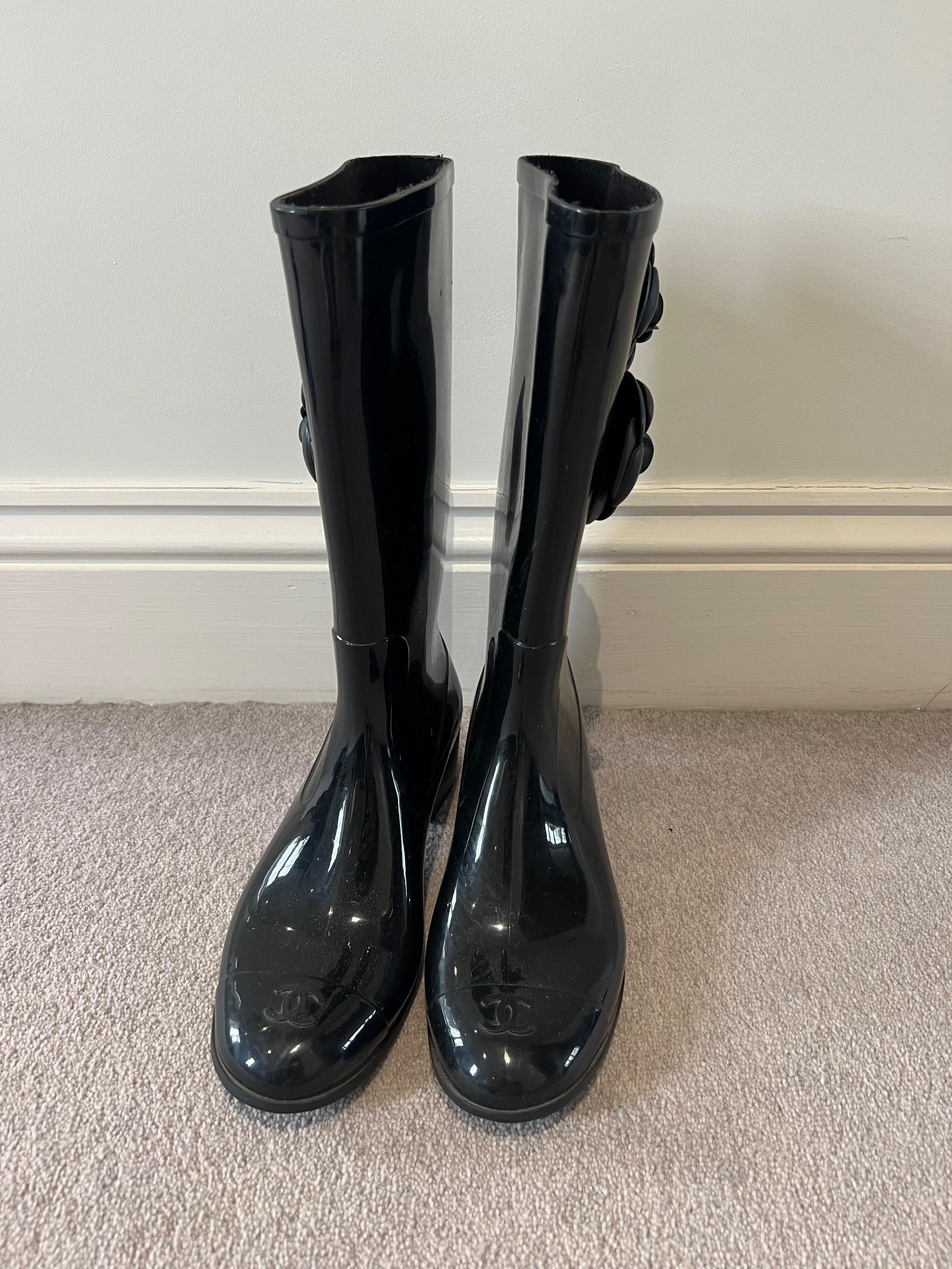 Black Rubber Camellia Rain Boots
