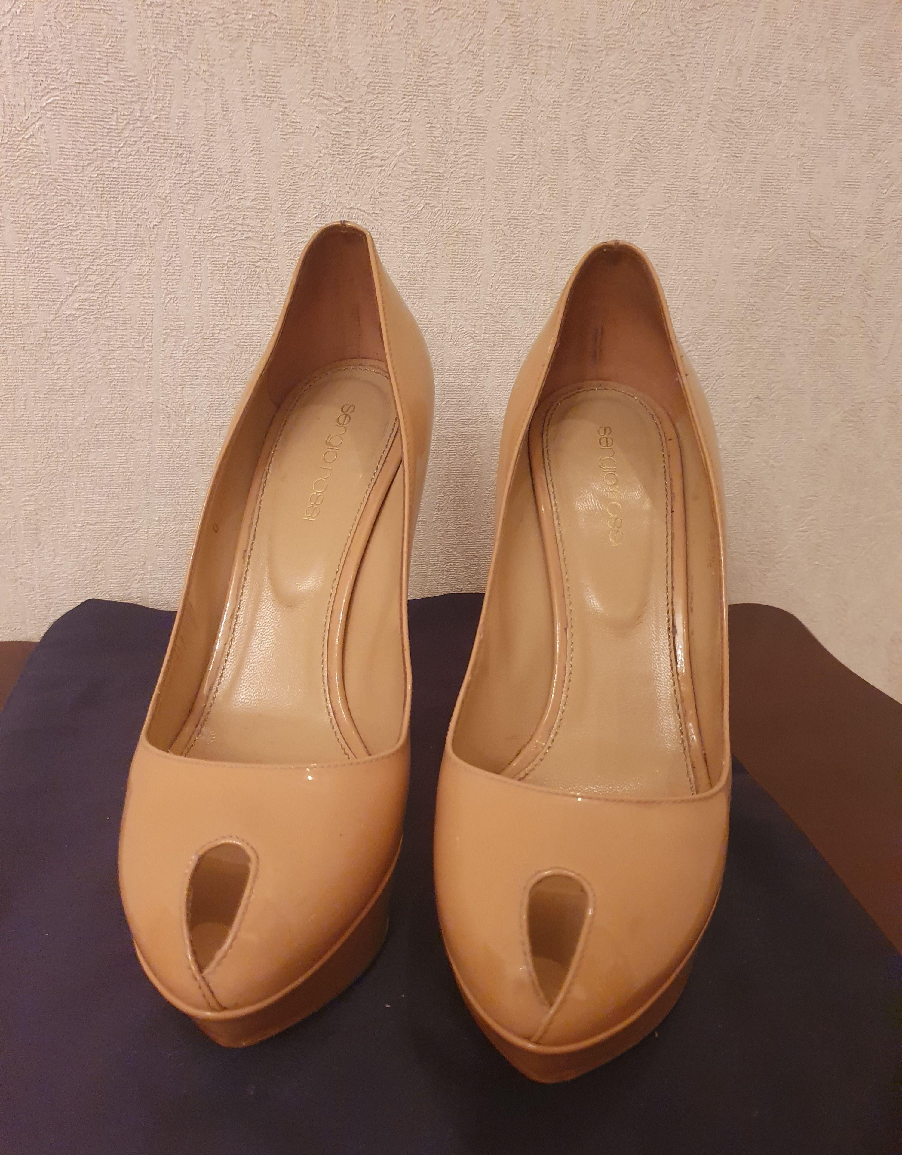Nude patent leather Cachet platform heeled pumps