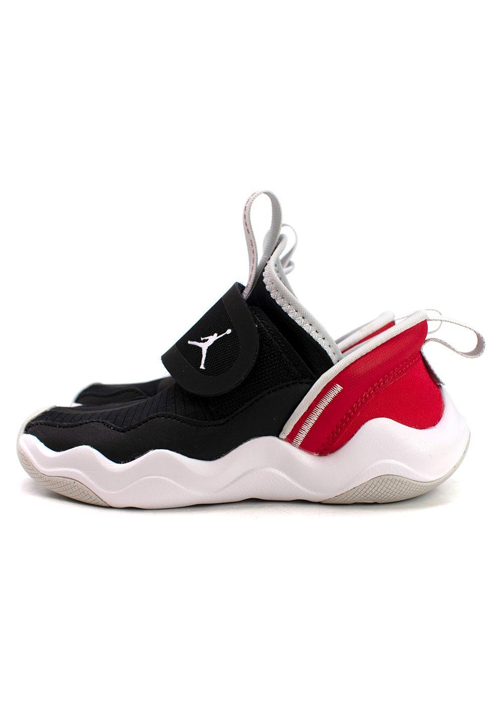 Nike Jordan black & red 23/7 Junior Trainers