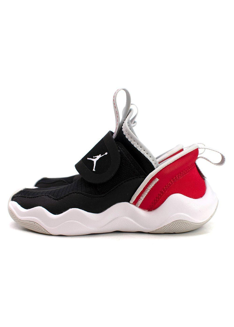Nike Jordan black & red 23/7 Junior Trainers