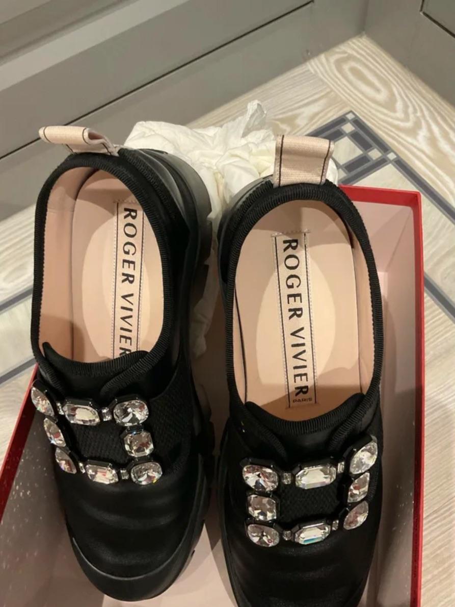 Roger Vivier Black Leather Walkie Viv Flats
