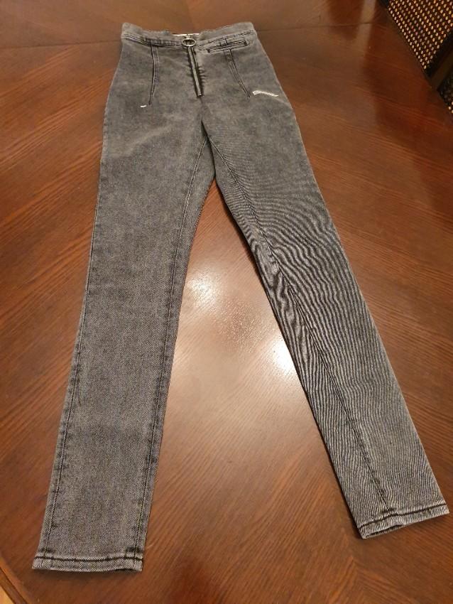 Off-White Ring-Zip Skinny Jeans.