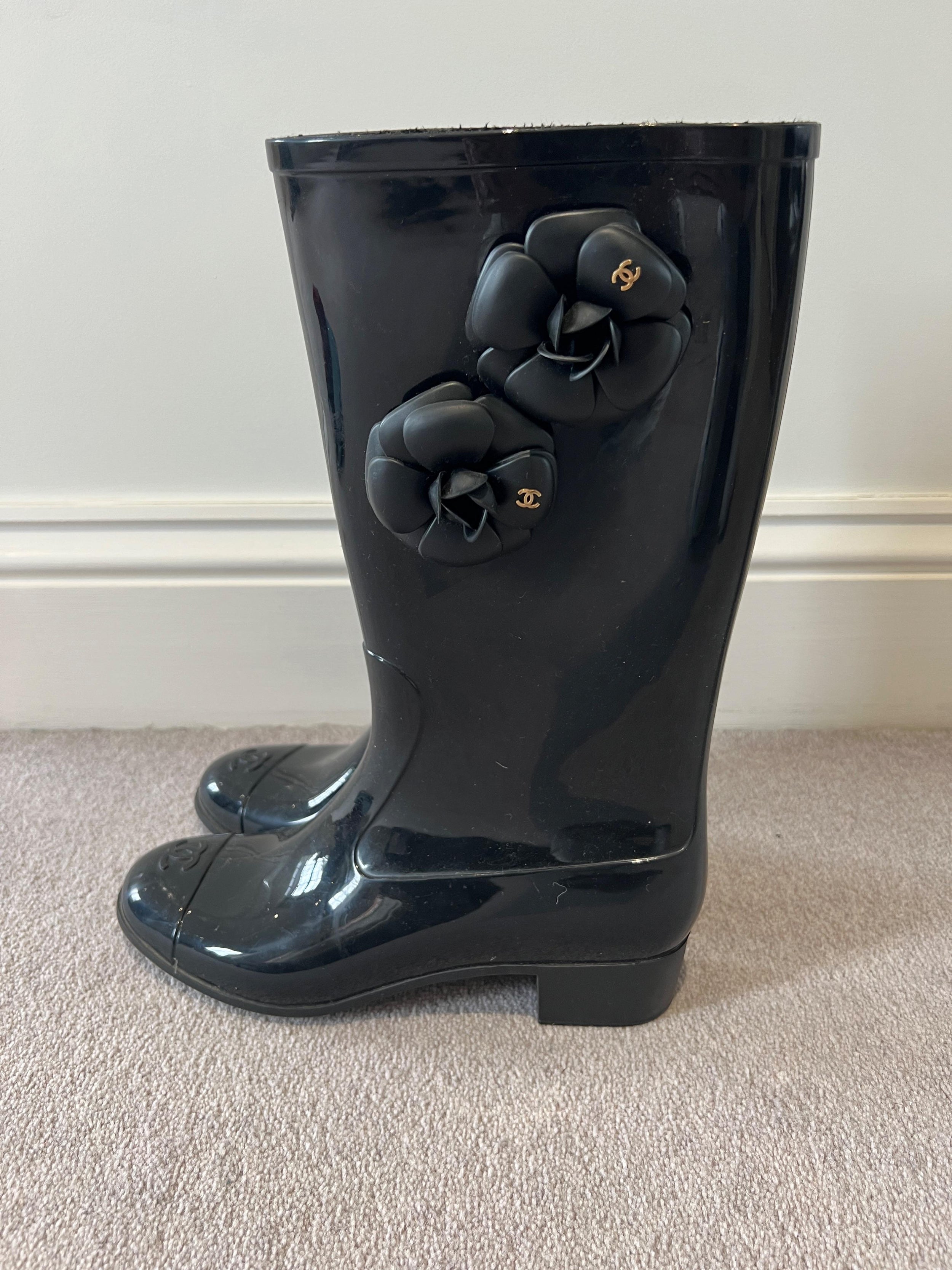 Black Rubber Camellia Rain Boots