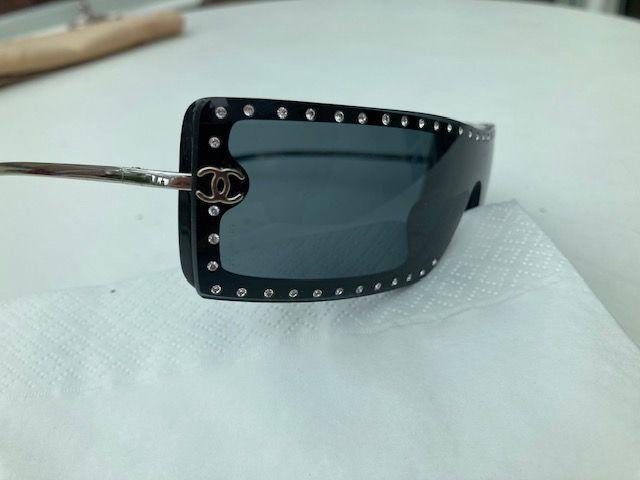 Crystal Embellished CC Frameless Sunglasses