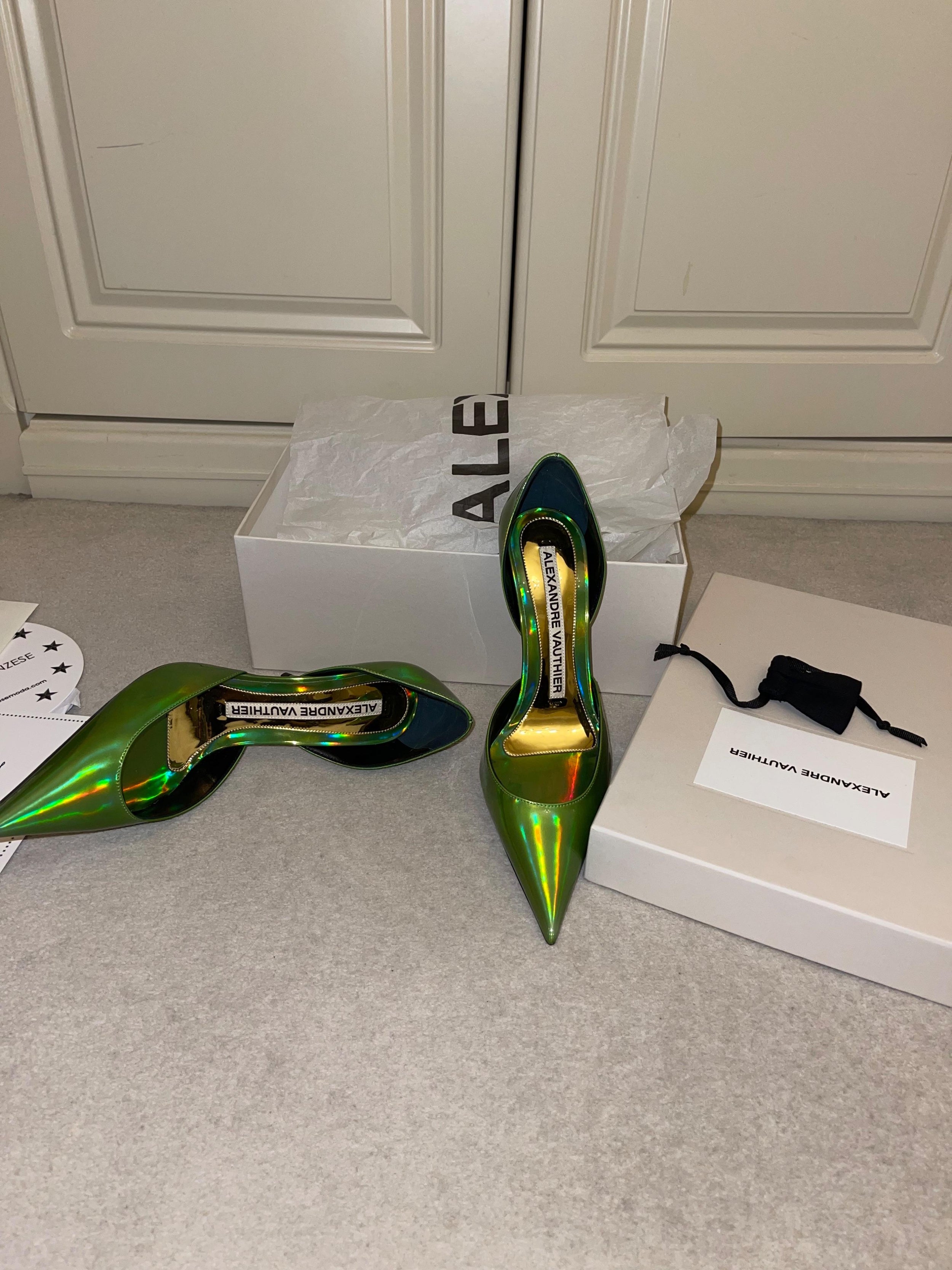 Metallic green exaggerated point toe heeled pumps