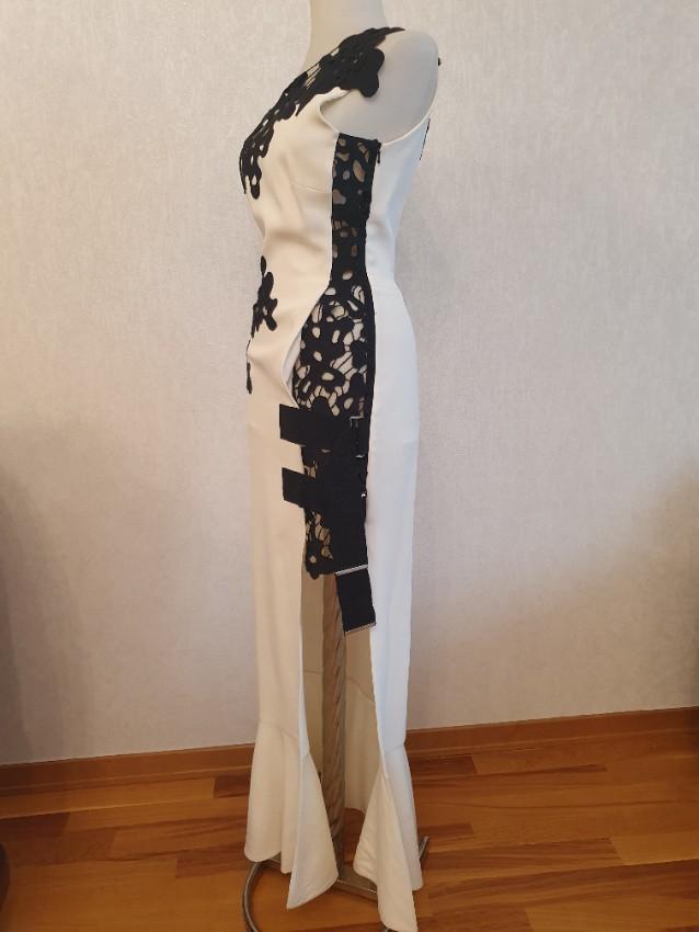 David Koma White & Black Lace Detailed Asymmetric Gown