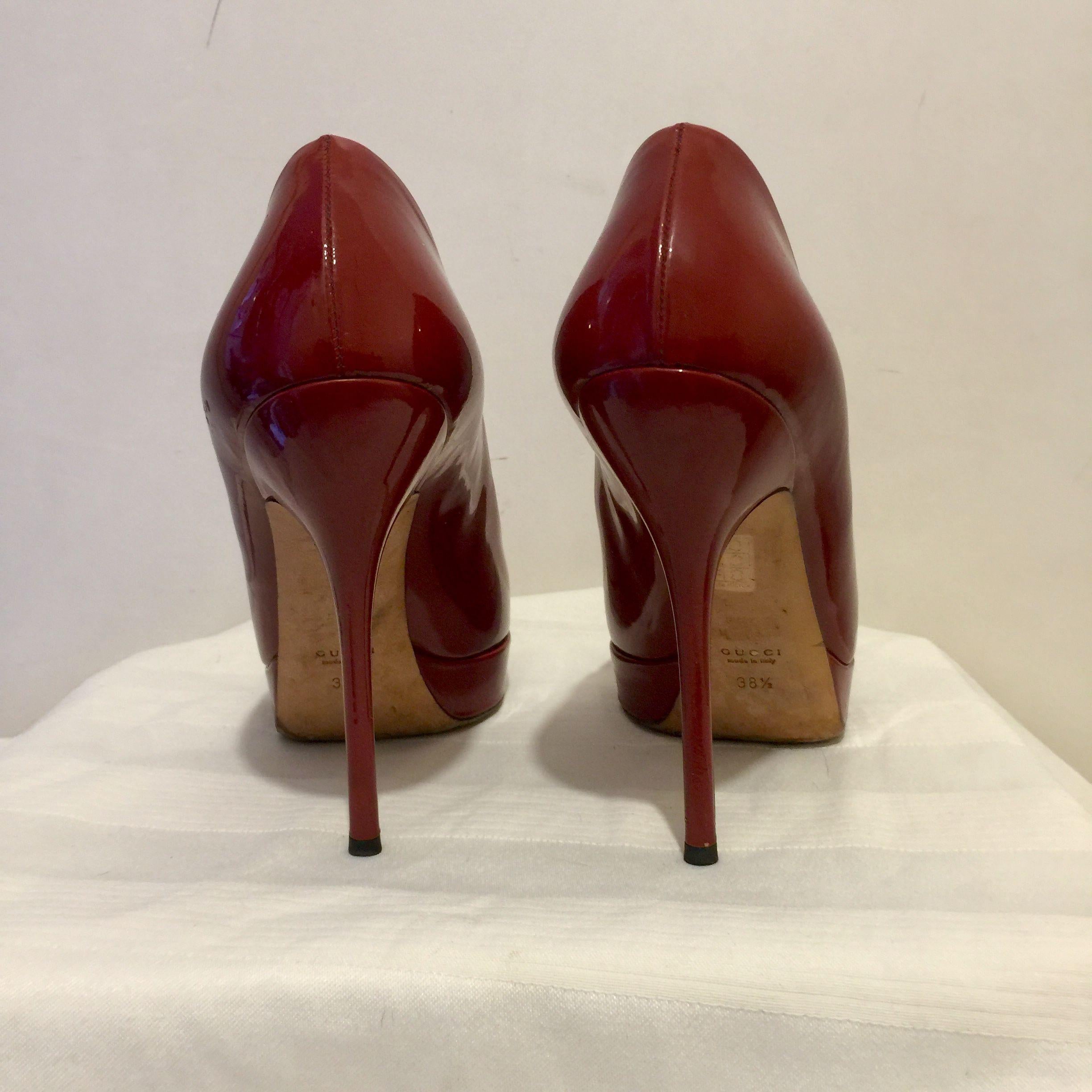 Red patent leather platform heeled pumps