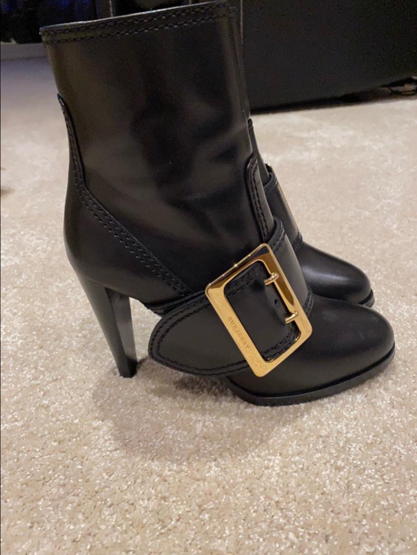 Burberry Portesham Buckle 110mm Pumps