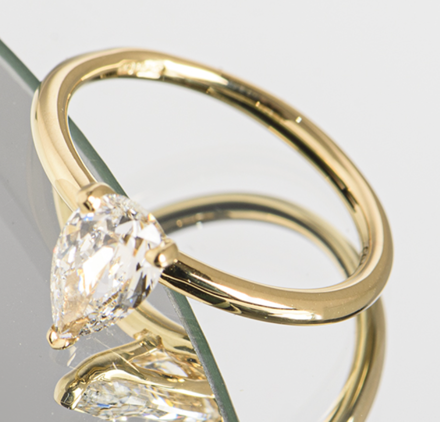18kt Yellow Gold Pear Cut Diamond Engagement Ring - Size 53