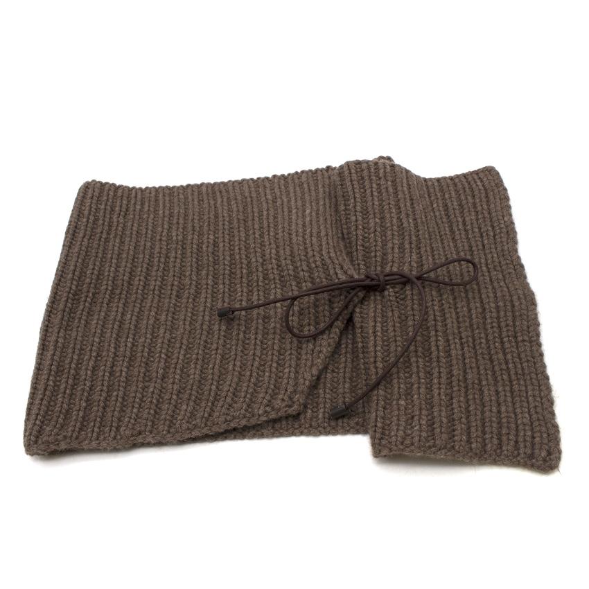 Bespoke brown chunky-knit collar