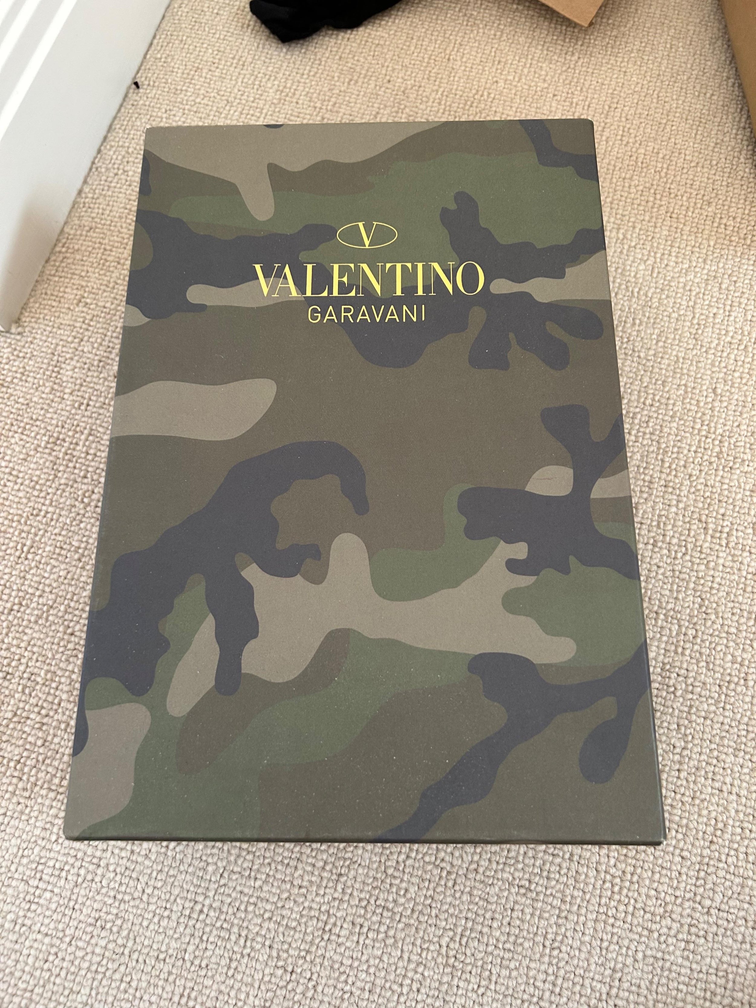 Camouflage Printed Rockstud Sneakers
