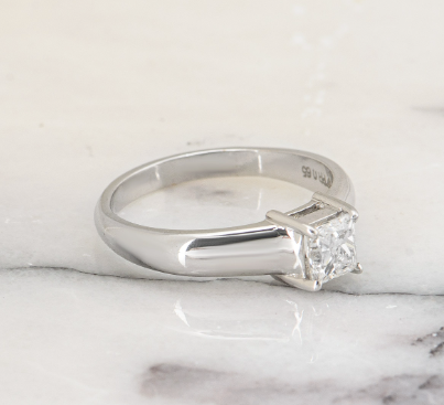 18ct white gold & Princess cut white diamond solitaire ring 54EU