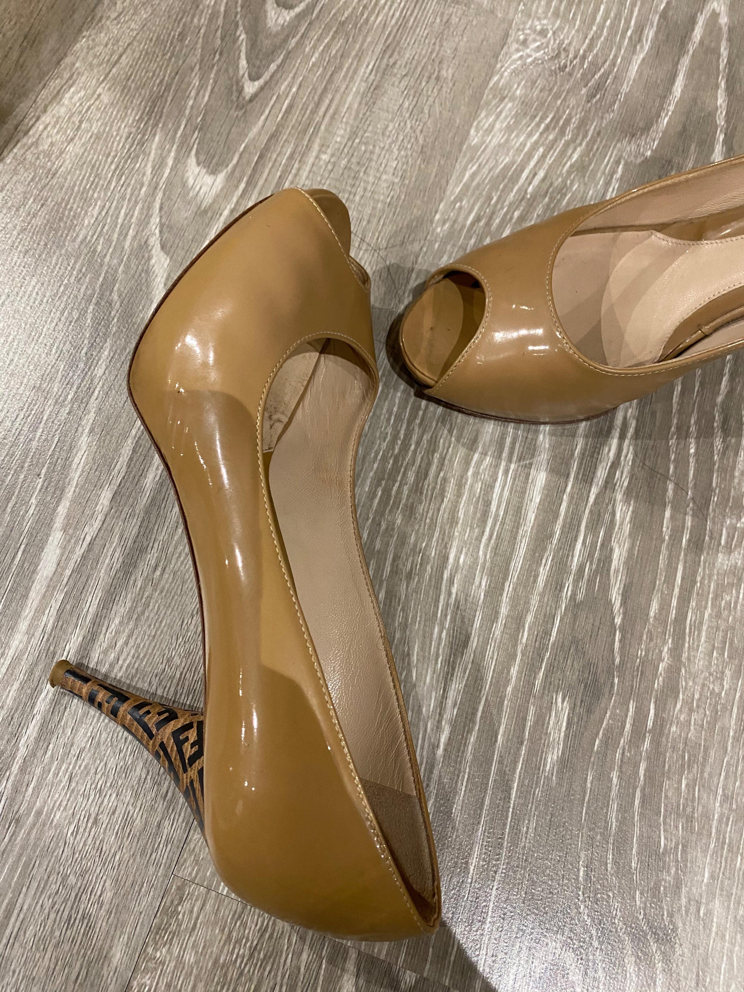 Nude patent leather FF heeled pumps