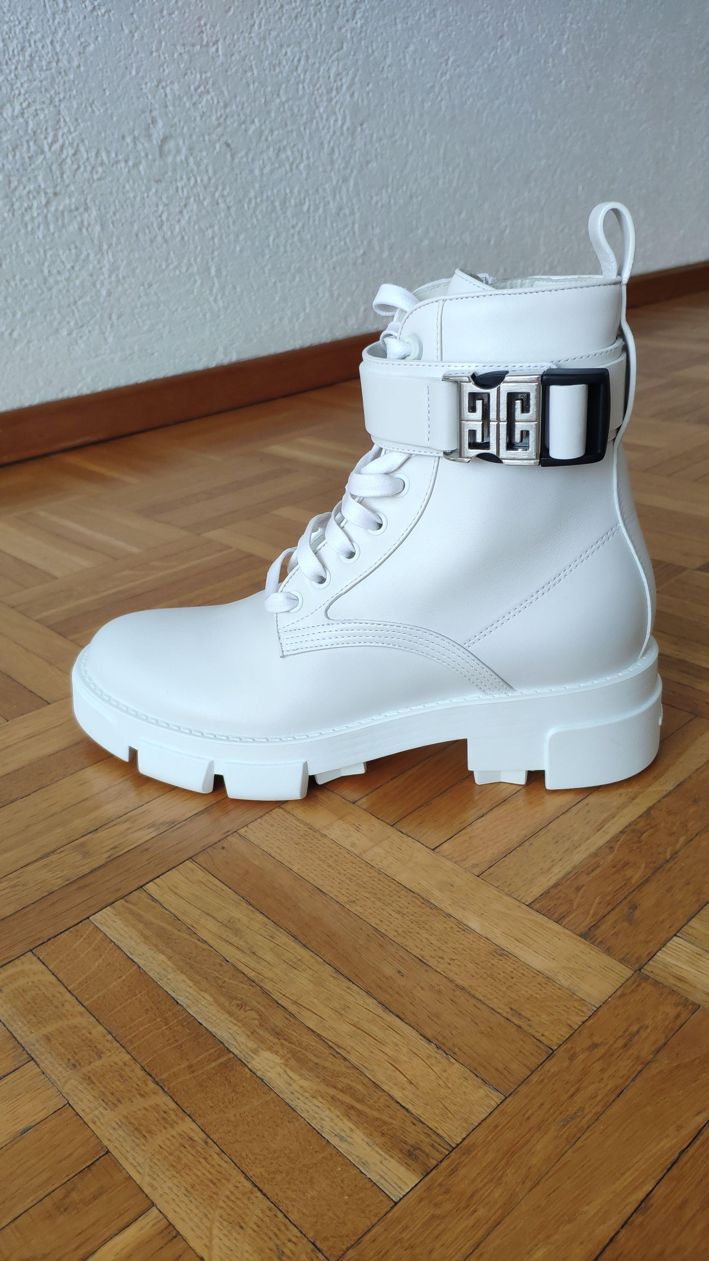 Givenchy White Terra boots in leather with 4G buckle