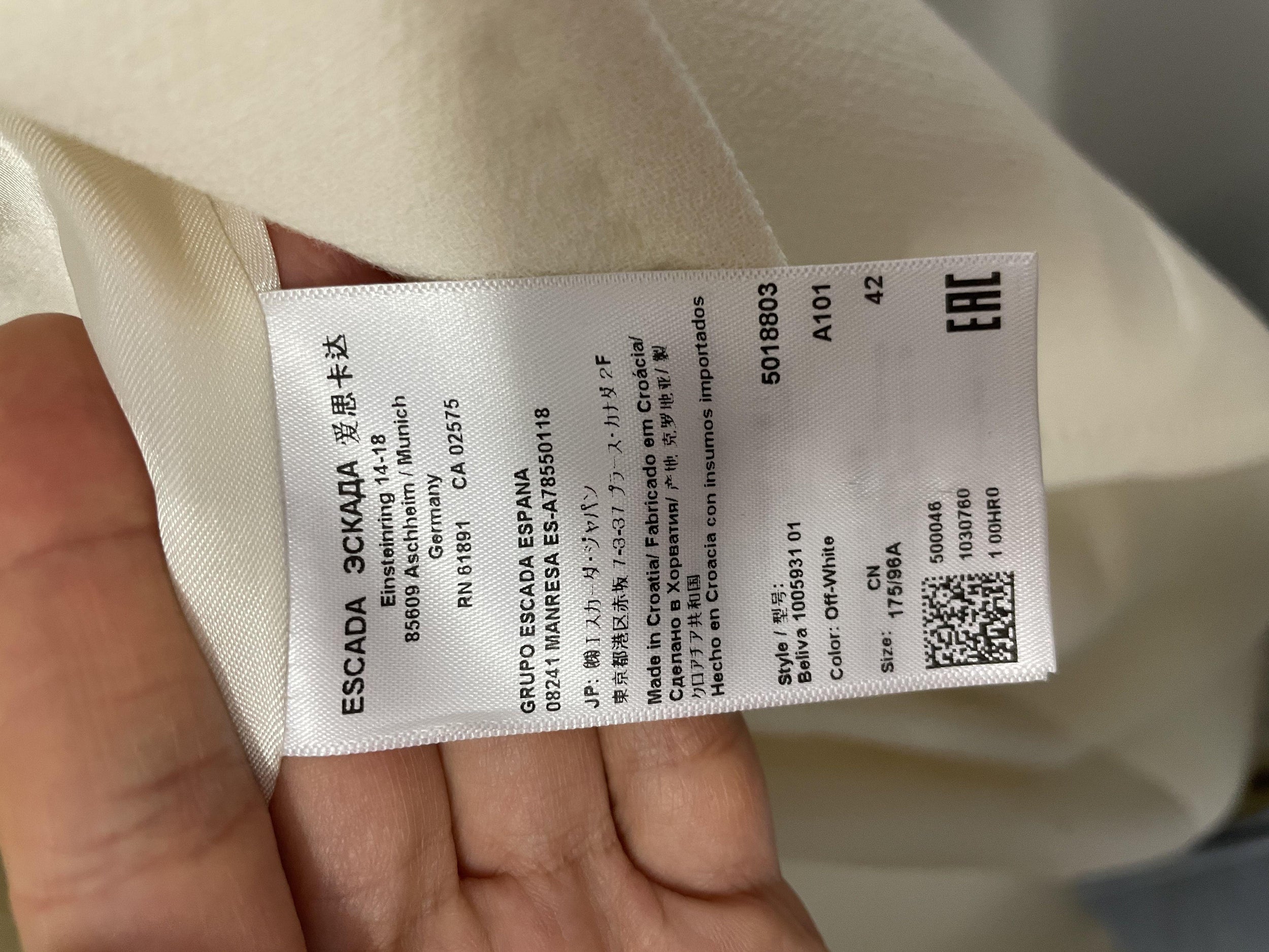 Escada Ivory Tailored Wool Sleeveless Jacket