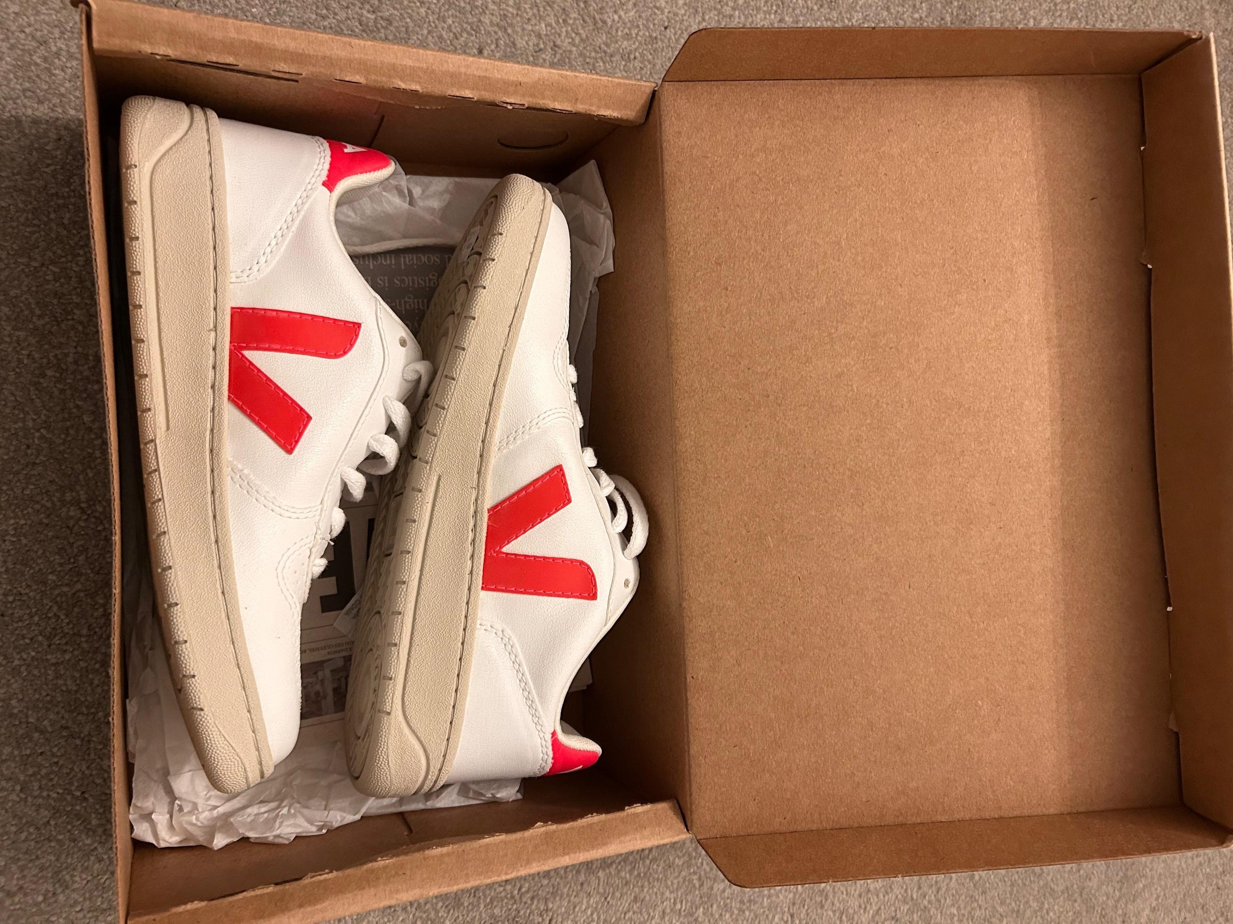Veja White/Rose Fluo Trainer
