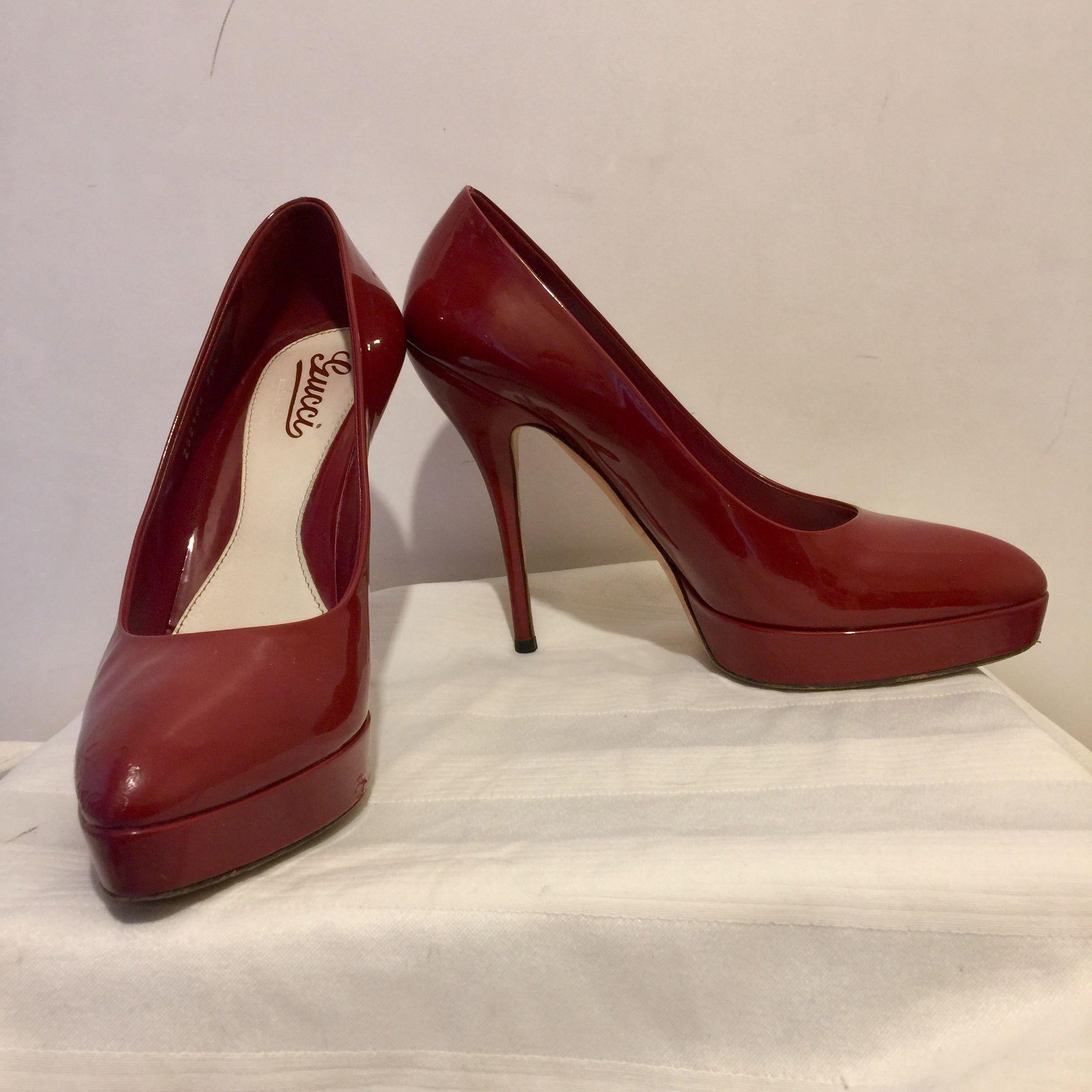 Red patent leather platform heeled pumps