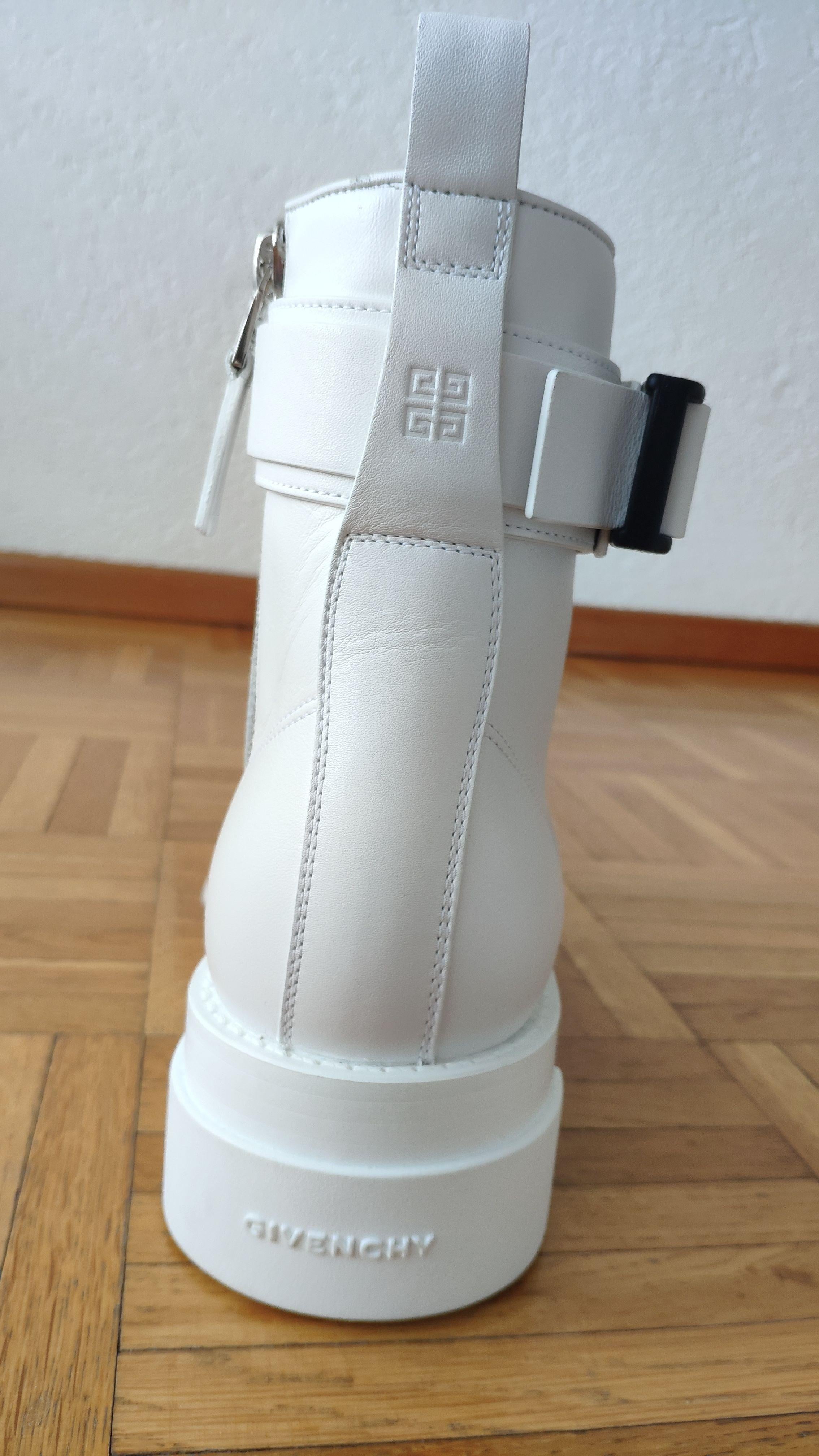 Givenchy White Terra boots in leather with 4G buckle