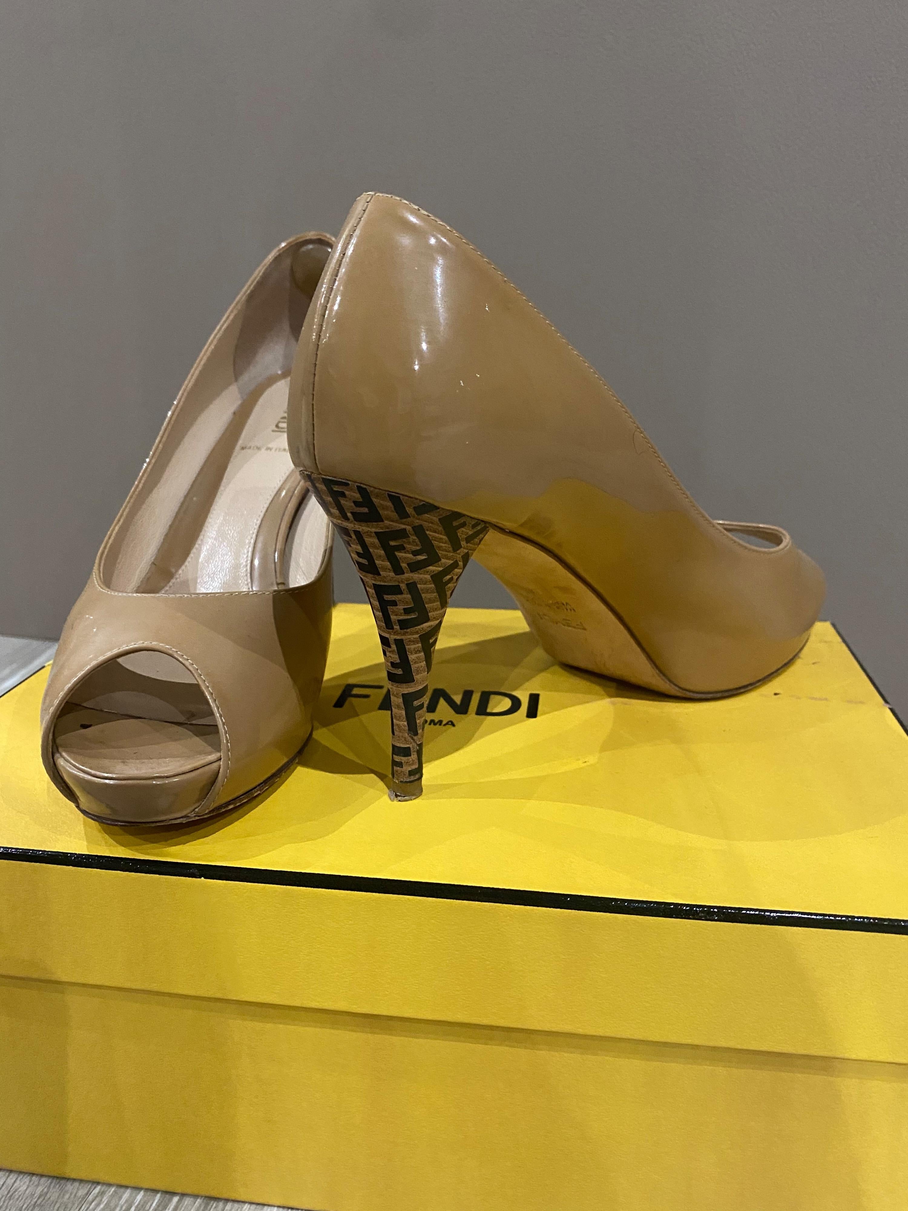 Nude patent leather FF heeled pumps