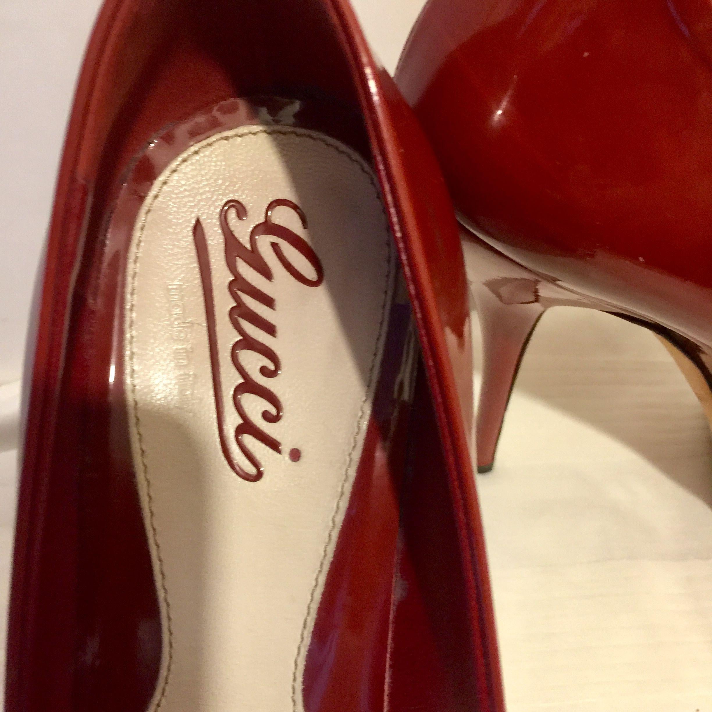 Red patent leather platform heeled pumps