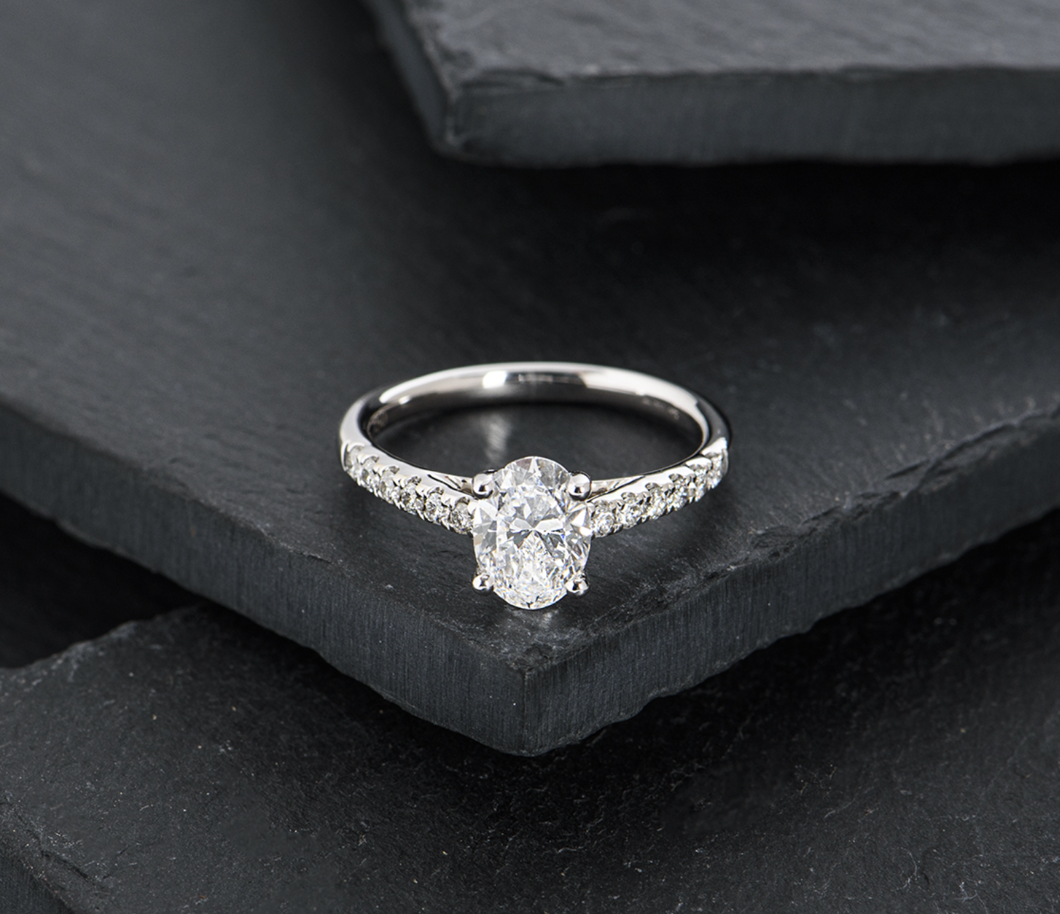18ct white gold & diamond oval-cut ring 50.5EU