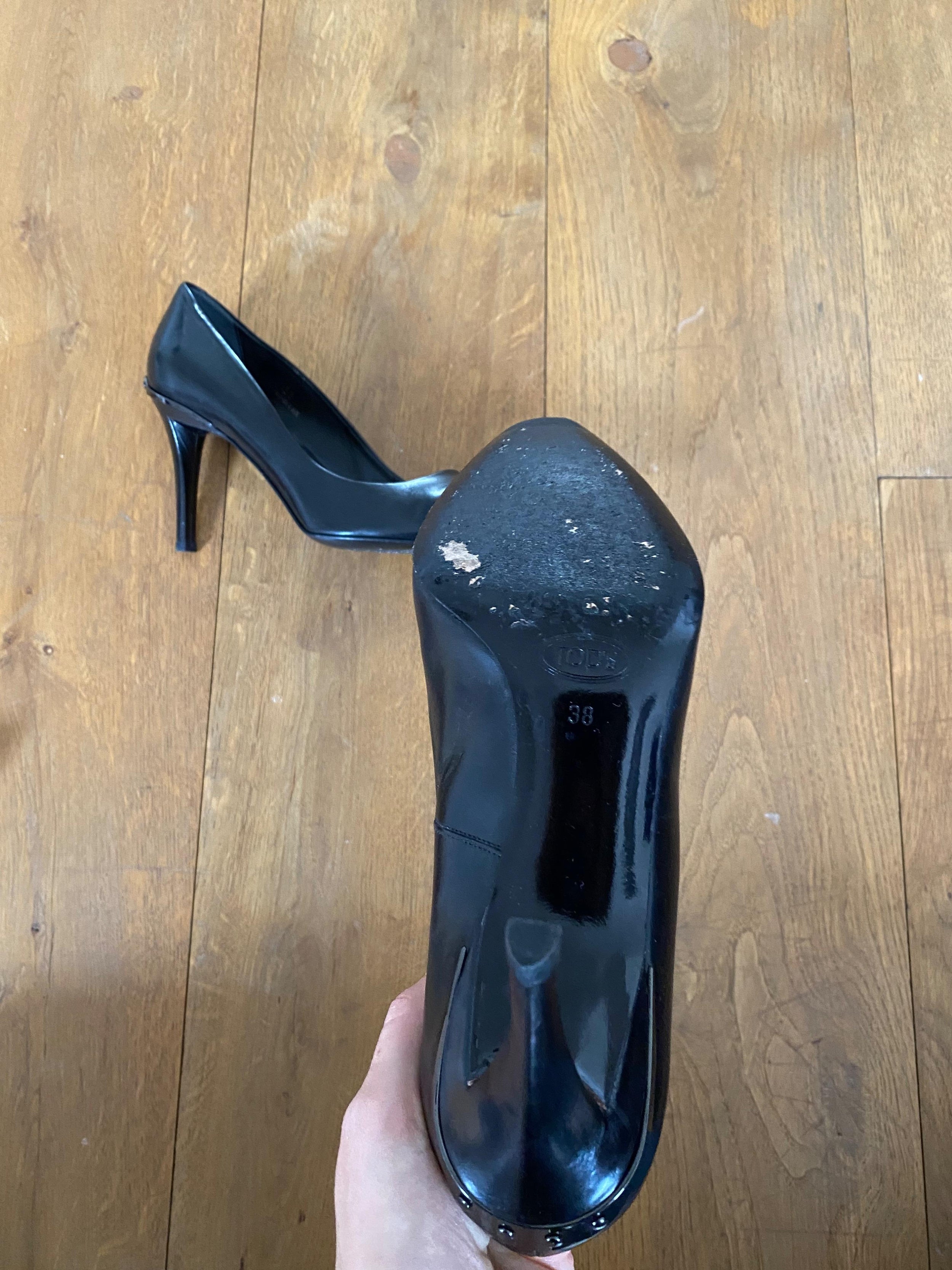 Black leather point toe heeled pumps