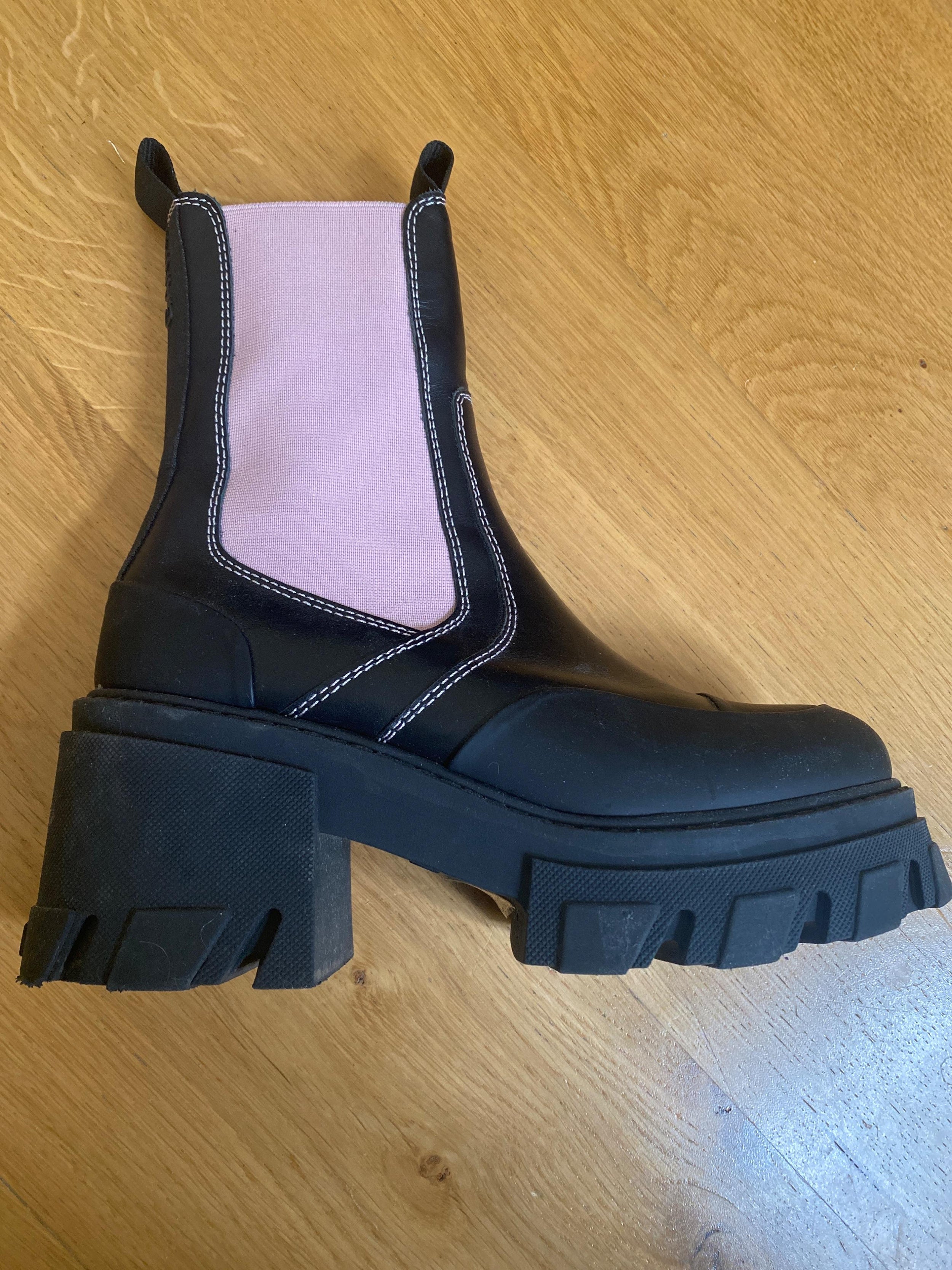 Contrast Stitch Platform Chelsea Boots