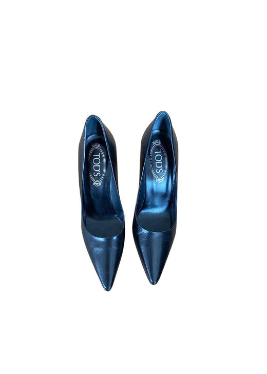 Black leather point toe heeled pumps