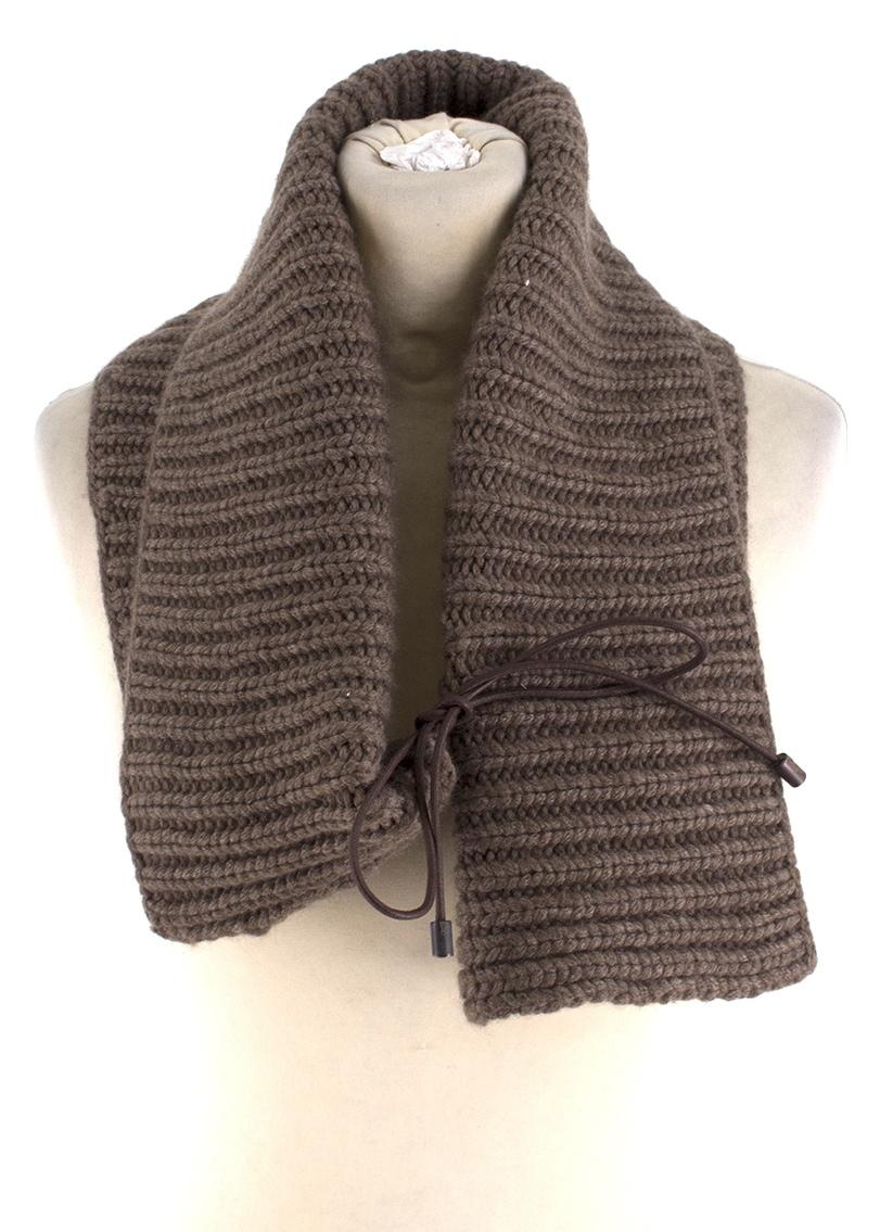 Bespoke brown chunky-knit collar