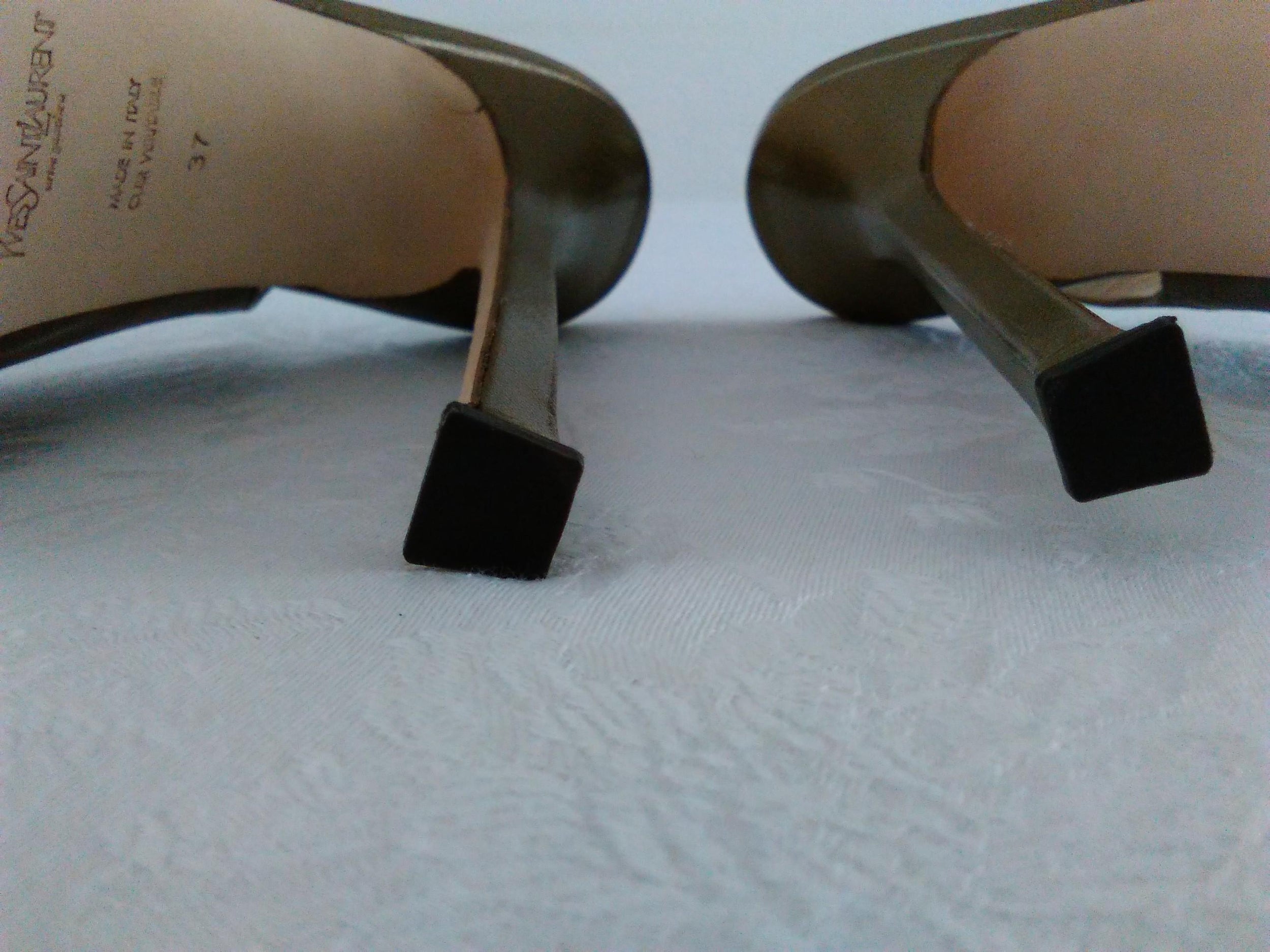 YSL Yves Saint Laurent  Gray Leather Tribute Pumps. Size 38