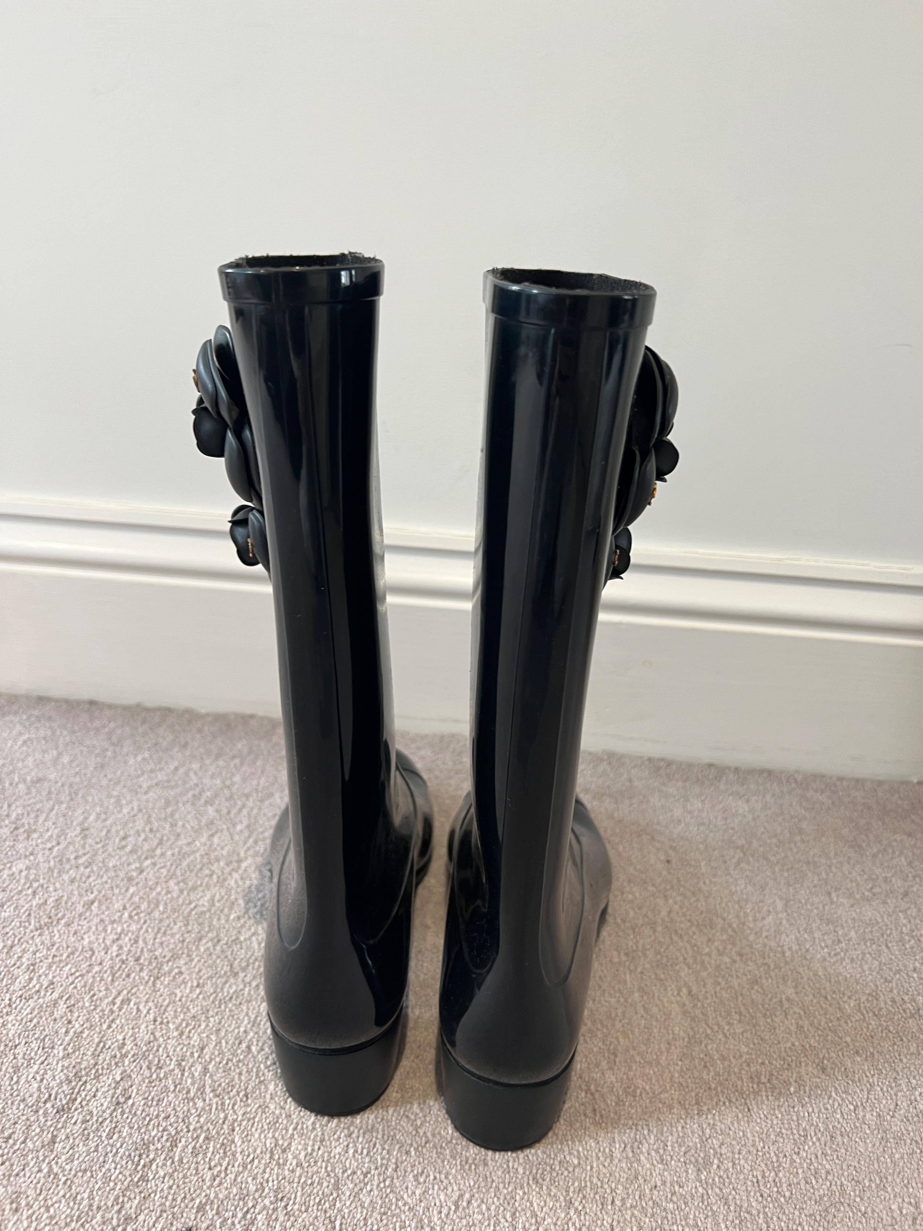 Black Rubber Camellia Rain Boots