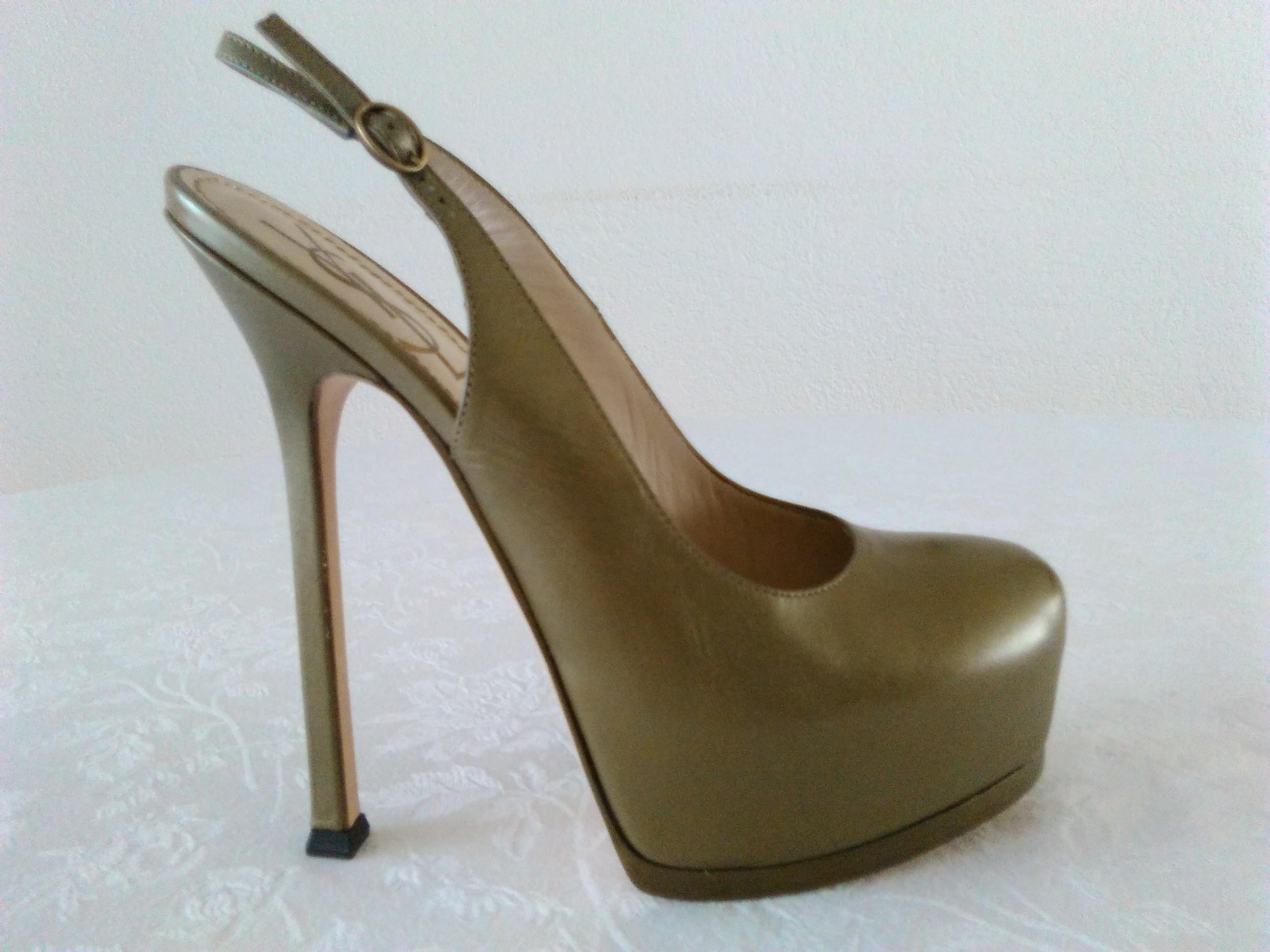 YSL Yves Saint Laurent  Gray Leather Tribute Pumps. Size 38