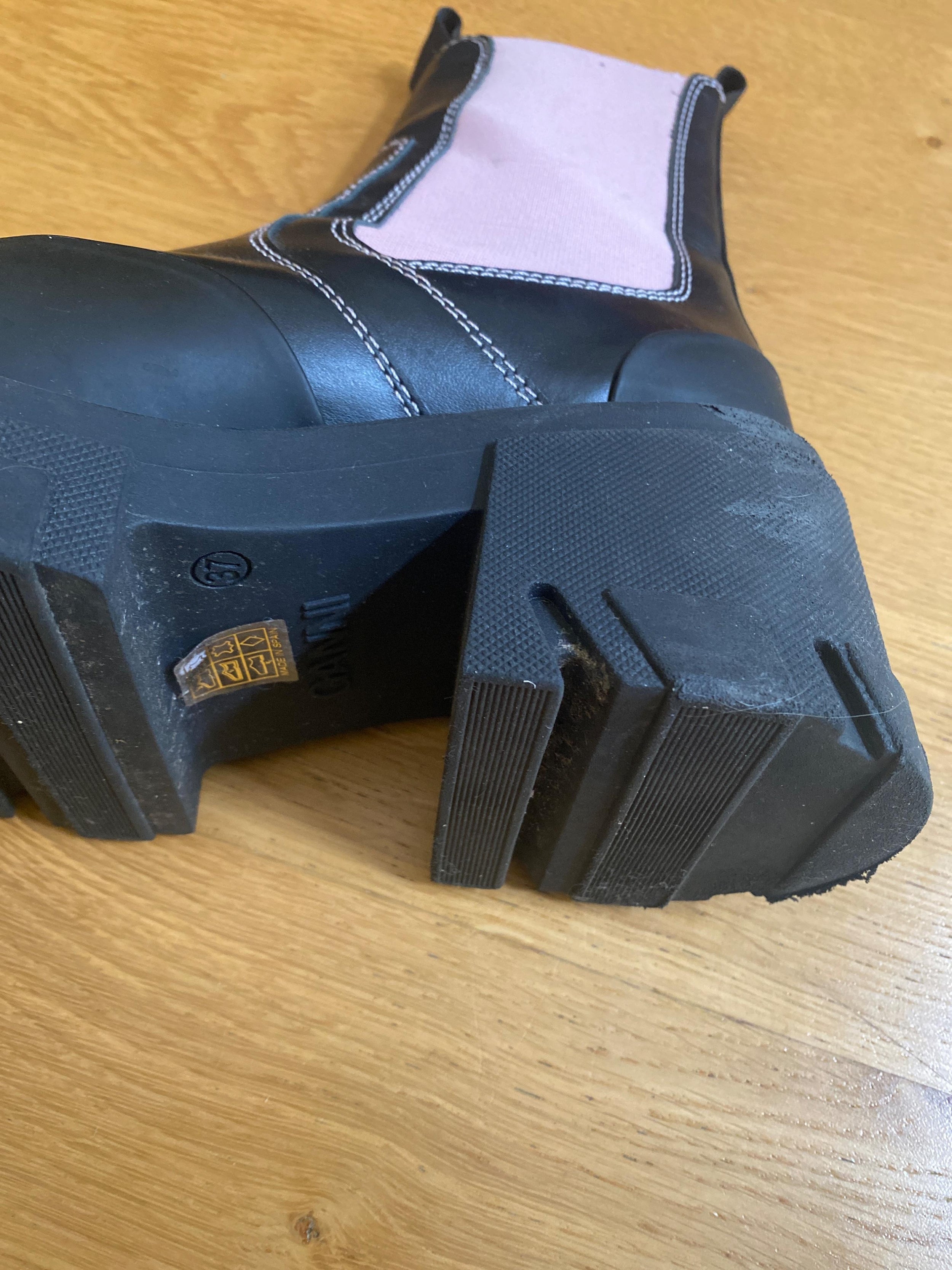 Contrast Stitch Platform Chelsea Boots
