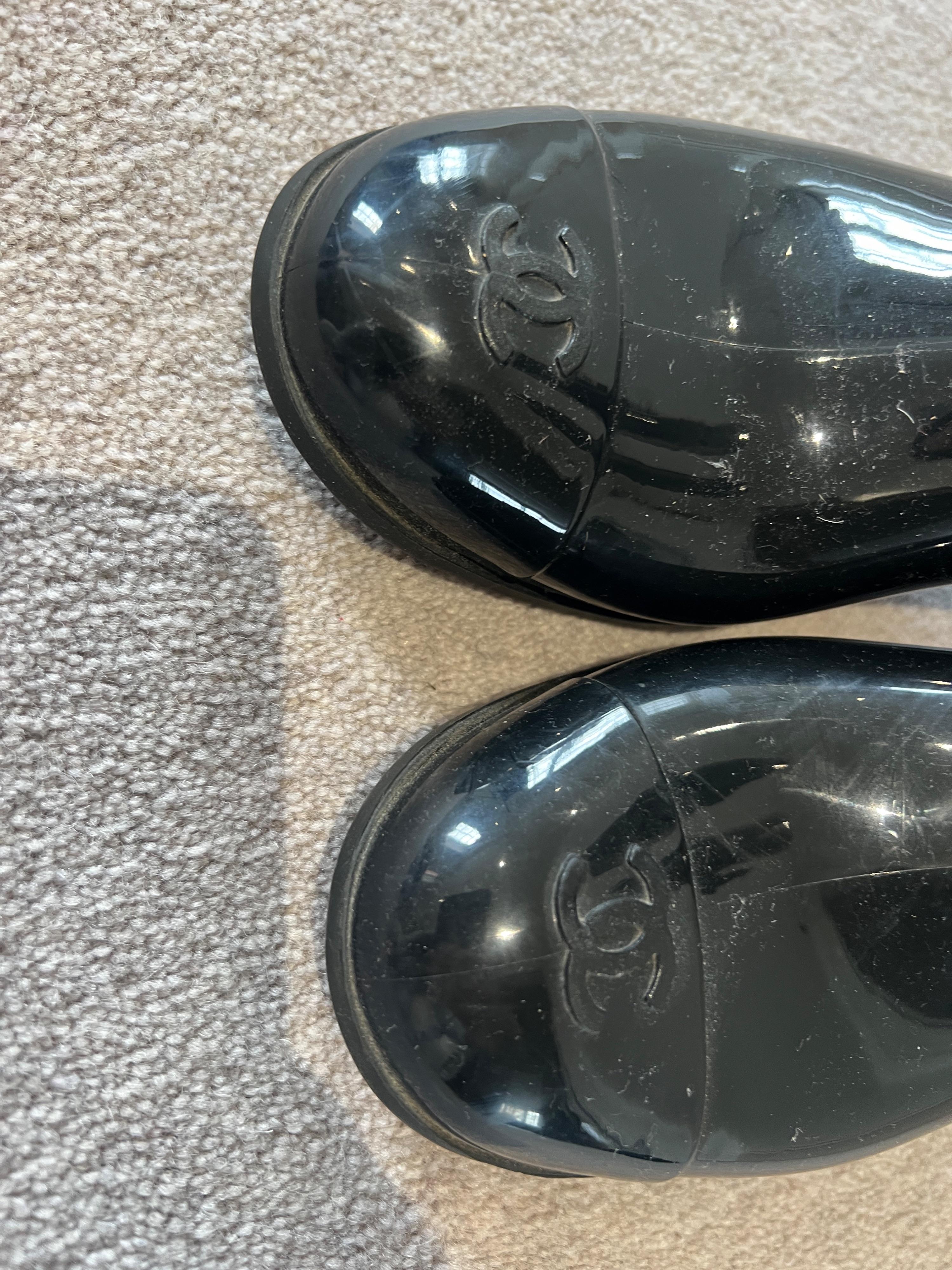 Black Rubber Camellia Rain Boots