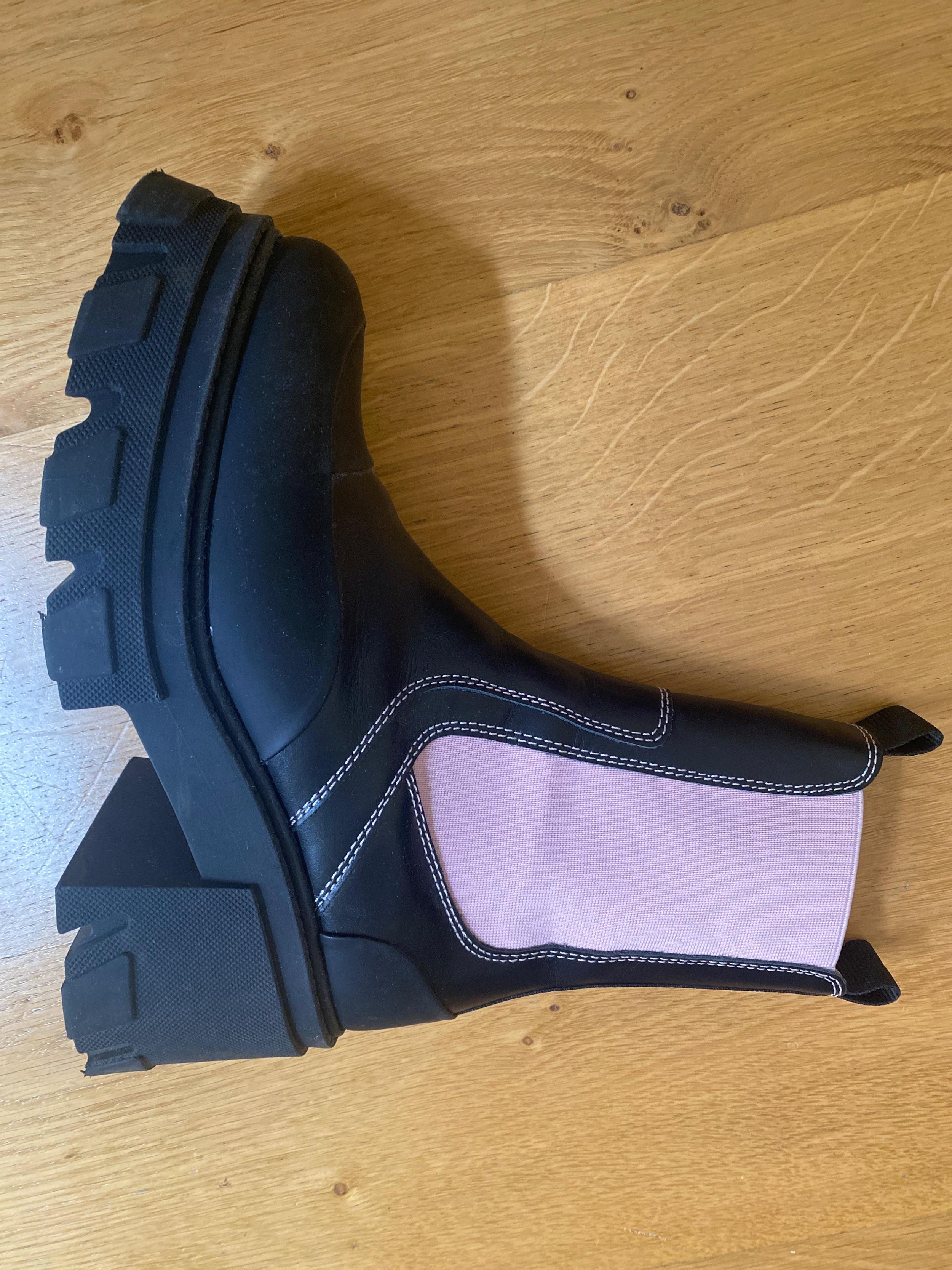 Contrast Stitch Platform Chelsea Boots