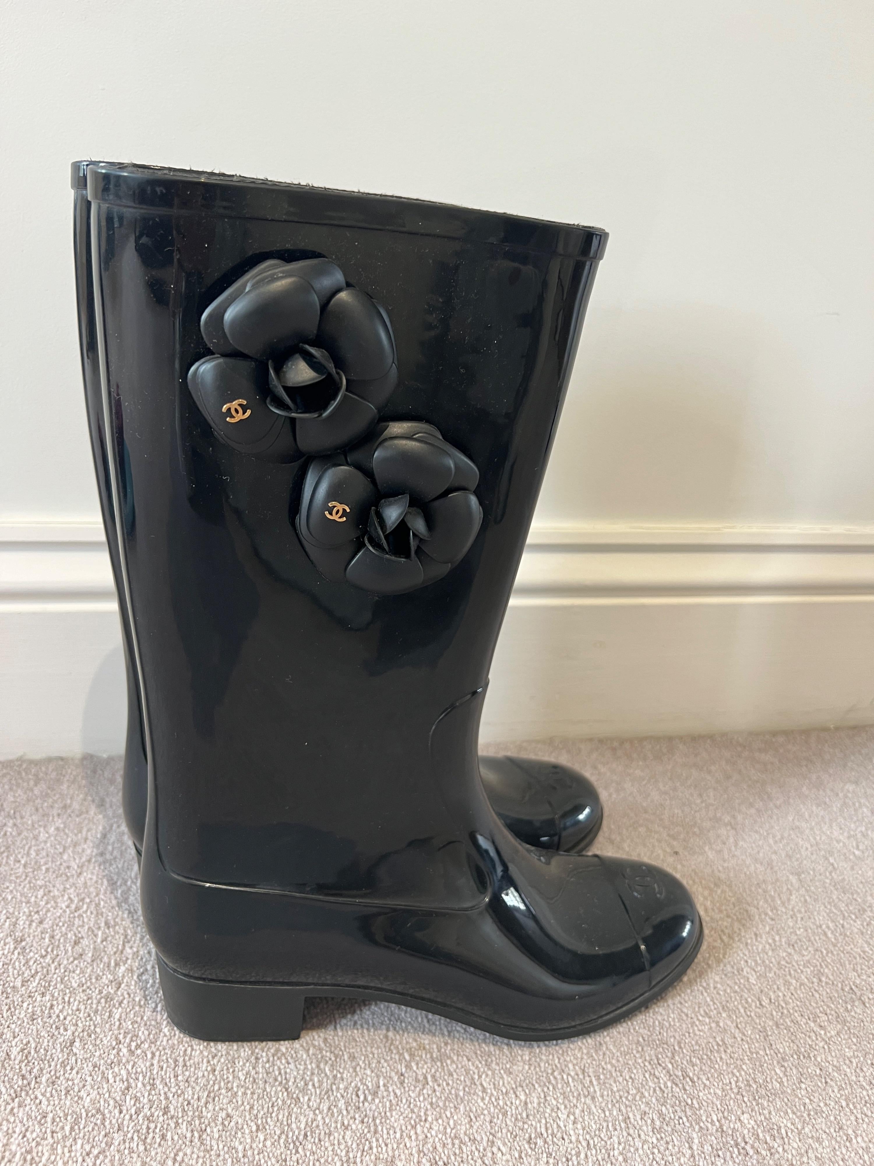 Black Rubber Camellia Rain Boots