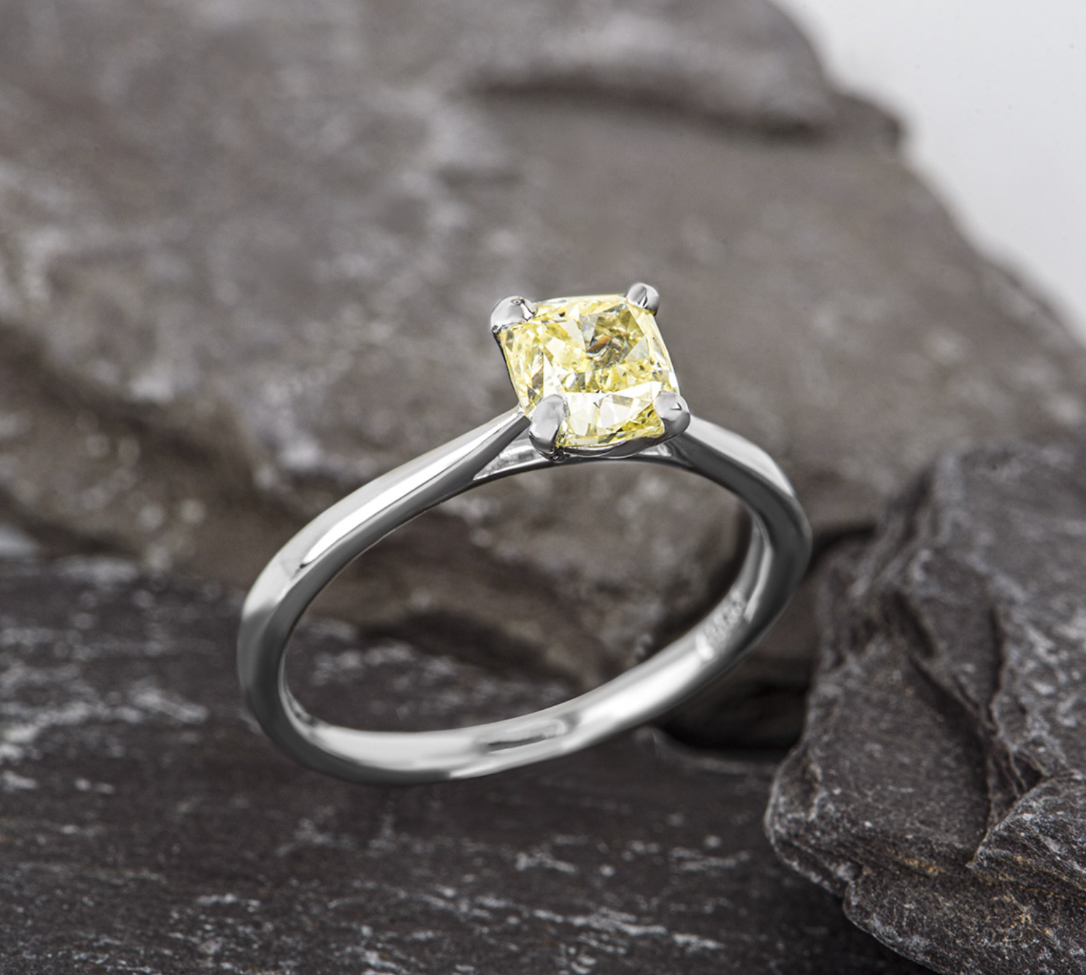 platinum & cushion-cut fancy yellow diamond ring 1.03ct 53EU