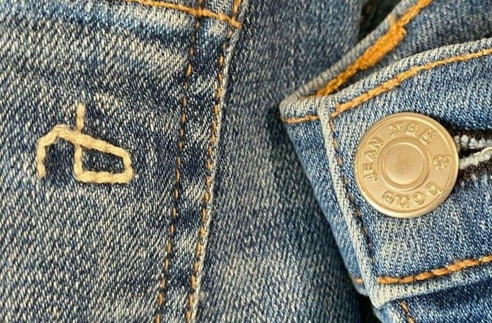 Mid-wash distressed denim Zipper Capri jeans