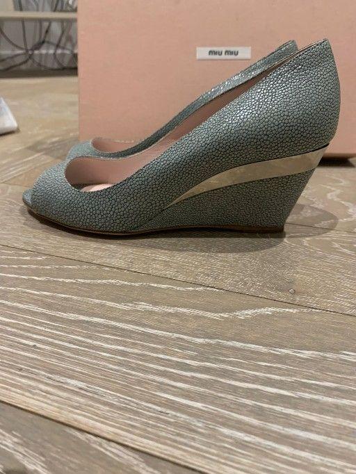 Stringray Embossed Wedges