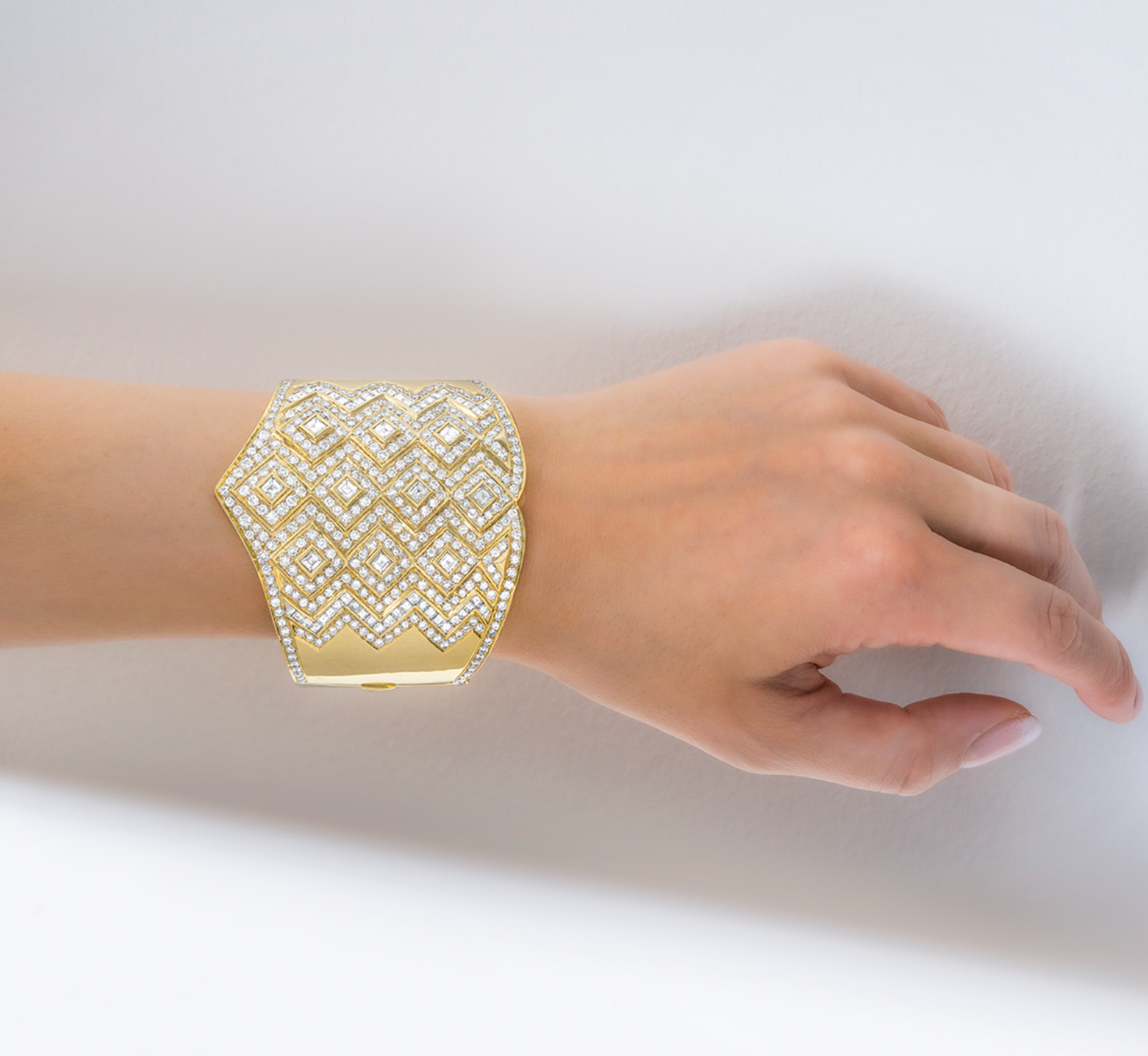 18ct yellow gold & diamond cuff bracelet 15.00ct TDW