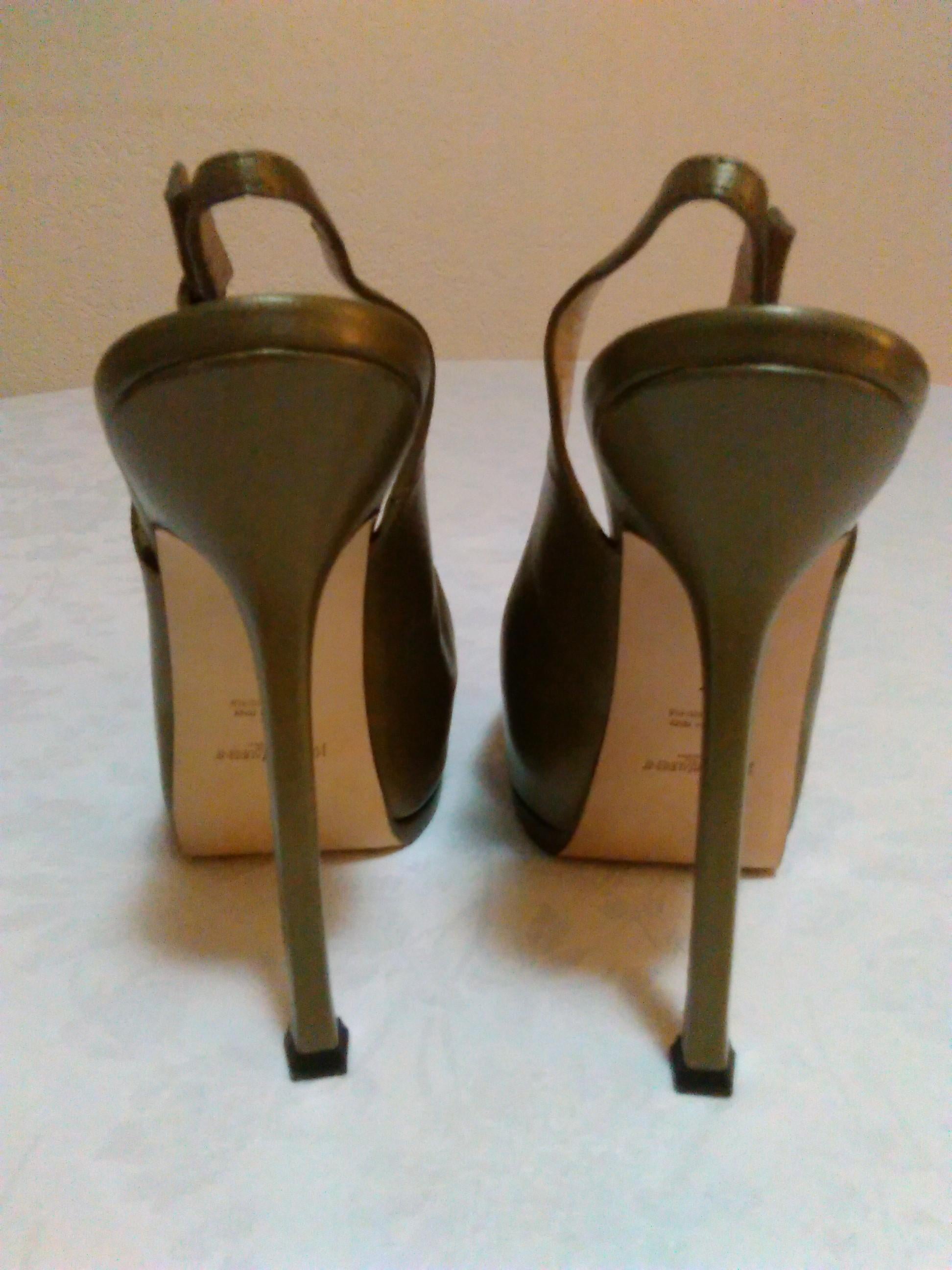 YSL Yves Saint Laurent  Gray Leather Tribute Pumps. Size 38