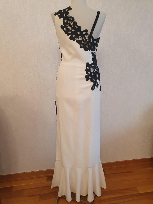 David Koma White & Black Lace Detailed Asymmetric Gown
