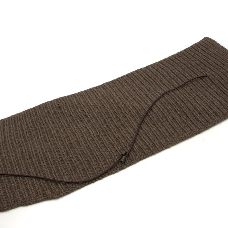 Bespoke brown chunky-knit collar